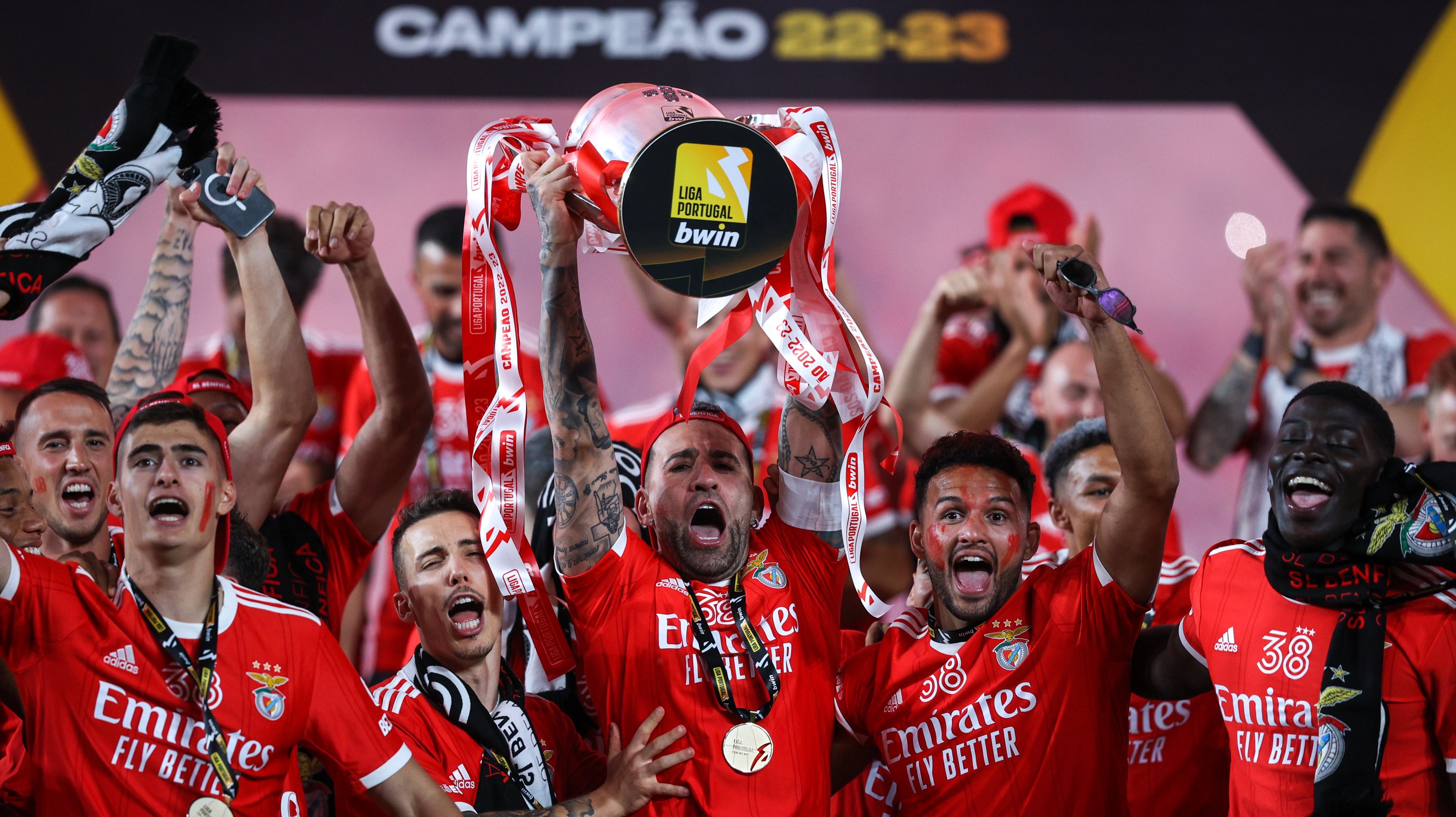 O Benfica conquistou o 38.º título da sua história na Luz com uma vitória frente ao Santa Clara (3-0)