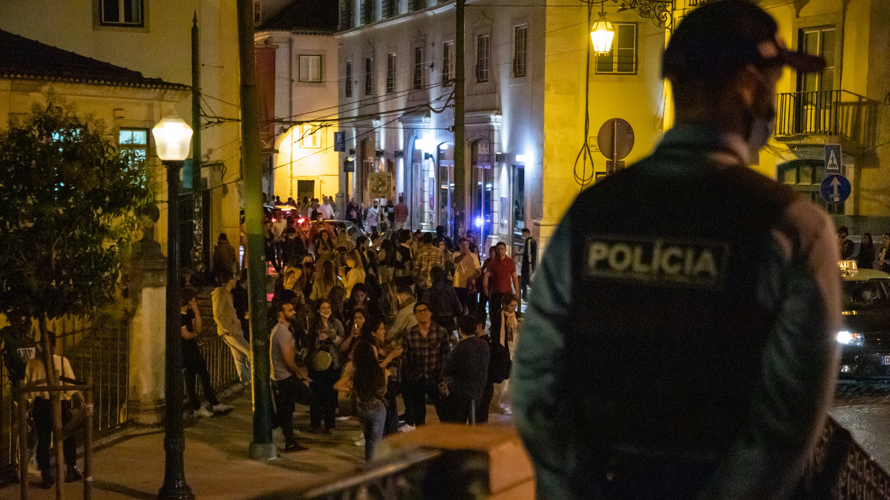 Em dia de jogo da final da Liga dos Campeões, a Baixa do Porto está com reforço policial