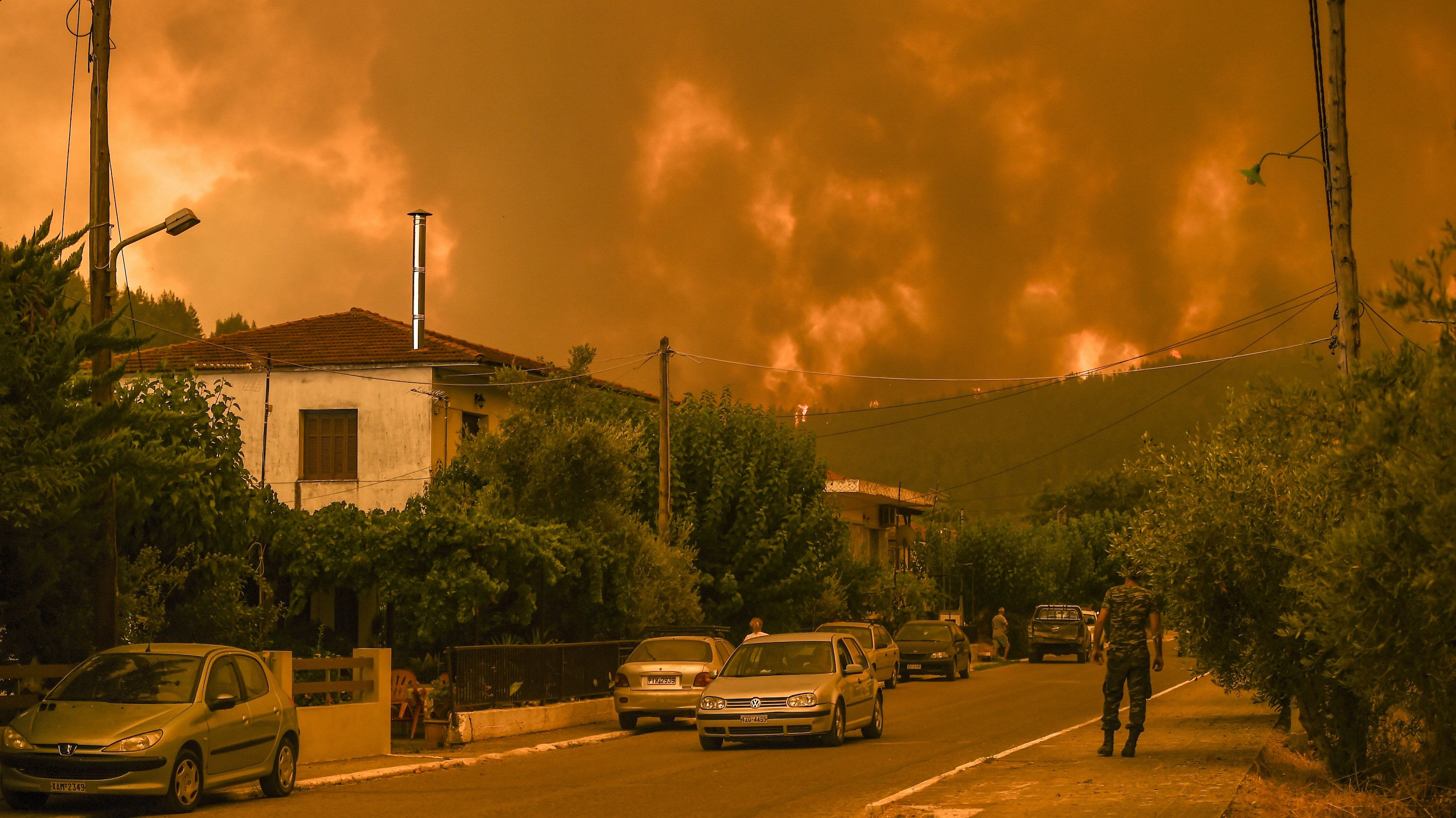 O incêndio em Evia, a segunda maior ilha grega, cresceu rapidamente