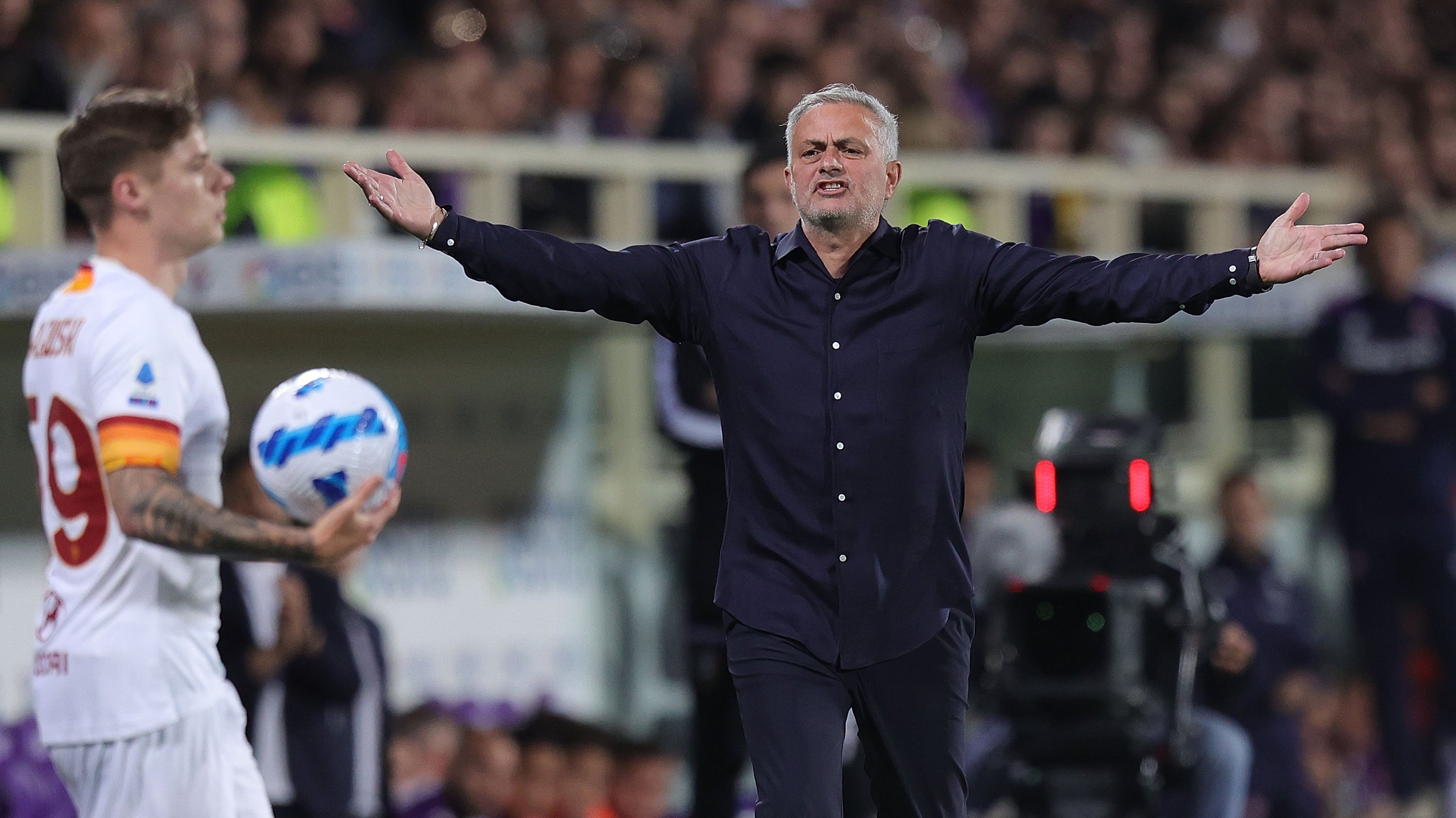 José Mourinho viu equipa da Roma ficar em desvantagem logo aos cinco minutos numa grande penalidade que mereceu muitos protestos