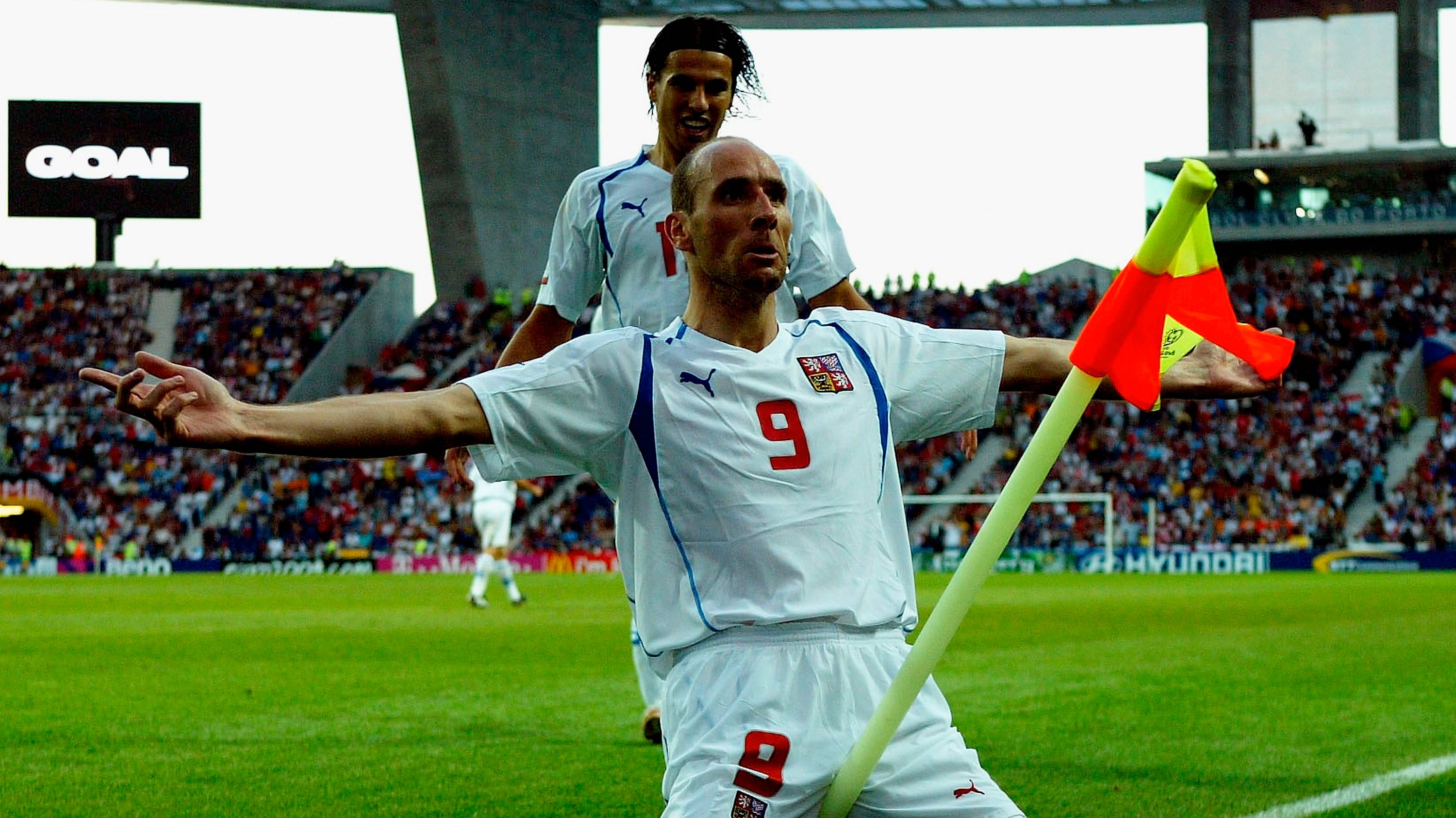 Jan Koller a festejar um dos golos da Rep. Checa, contra a Dinamarca, em 2004, no Estádio do Dragão