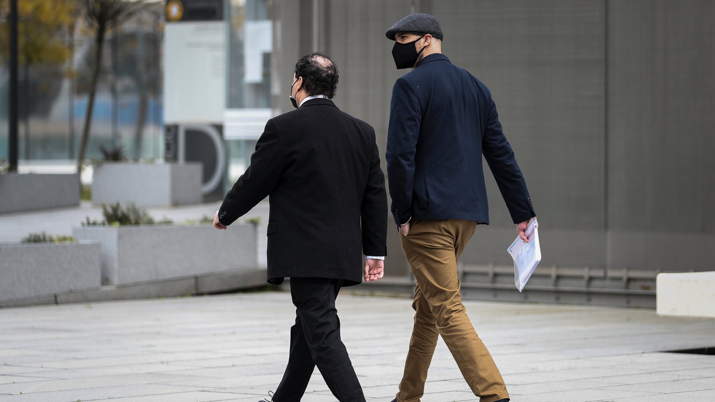 O inspetor Duarte Laja (à esquerda) e o inspetor Bruno Sousa (à direita) à chegada ao tribunal