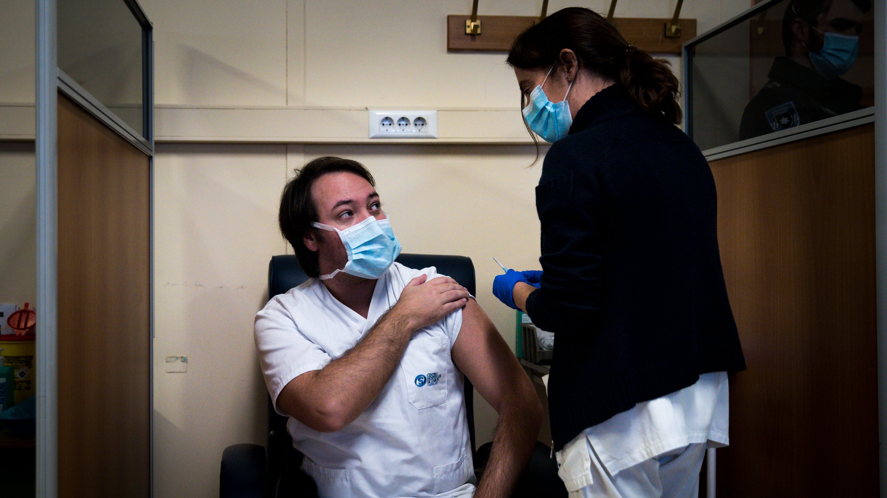 A vacina contra a Covid-19 já foi administrada em 4.828 profissionais de saúde, avançou esta segunda-feira 28 de dezembro, a ministra da Saúde, Marta Temido, com base no sistema de registo de vacinas.
