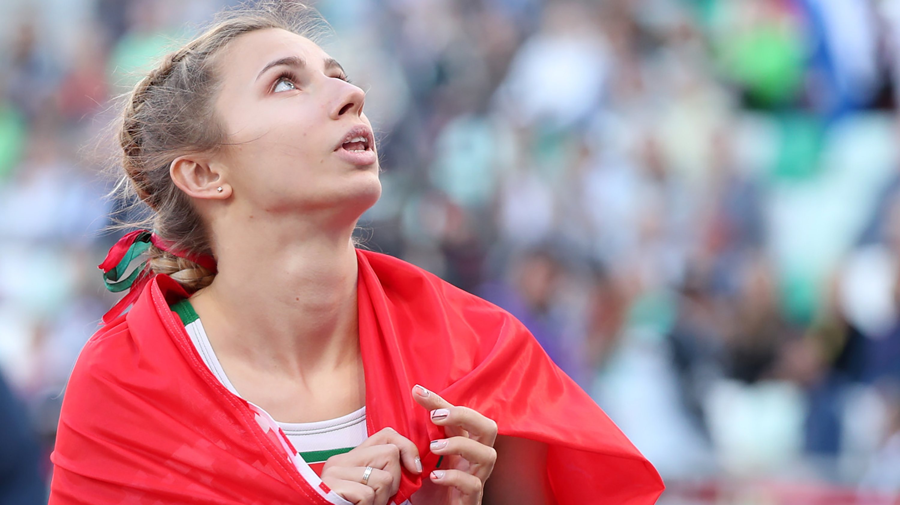 Krystsina Tsimanouskaya ganhou a medalha de prata nos 4x100 dos Jogos Europeus pela Bielorrússia. Na primeira prova depois dos Jogos, exibiu com orgulho uma bandeira da Polónia