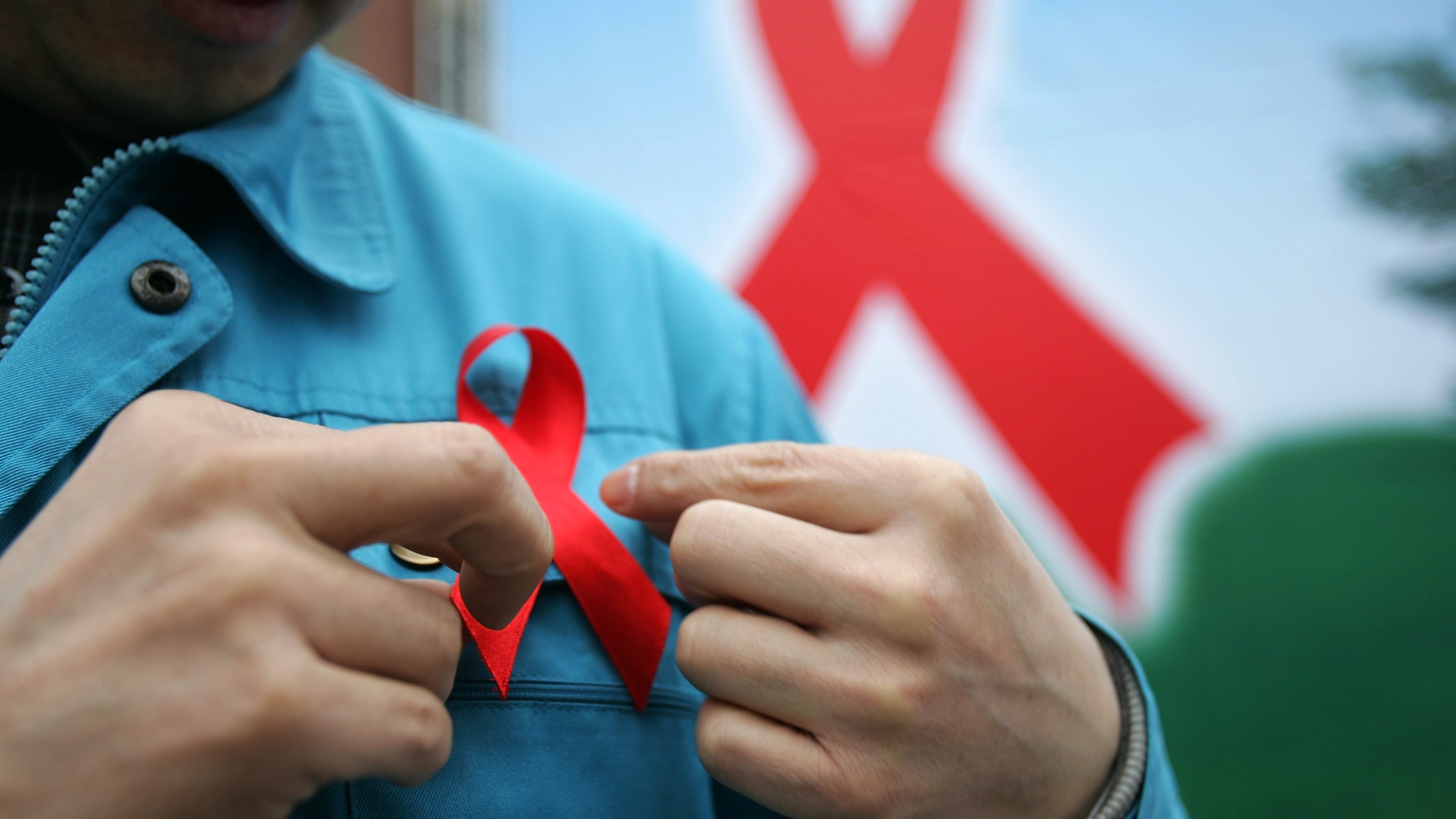O laço vermelho que simboliza o dia da luta contra o HIV