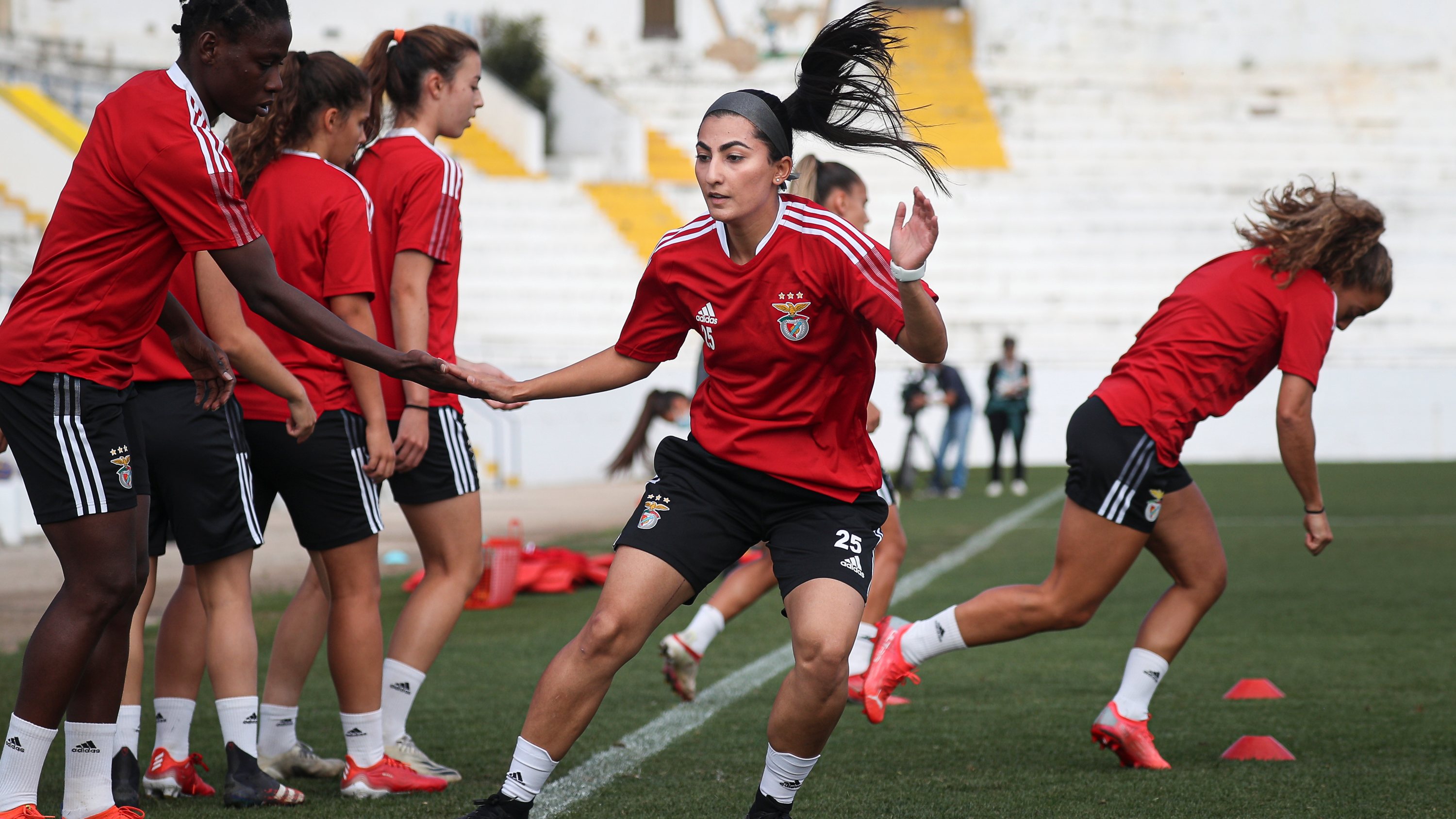 A capitã da seleção afegã treinou esta sexta-feira com a equipa de futebol feminino do Benfica a convite do clube encarnado