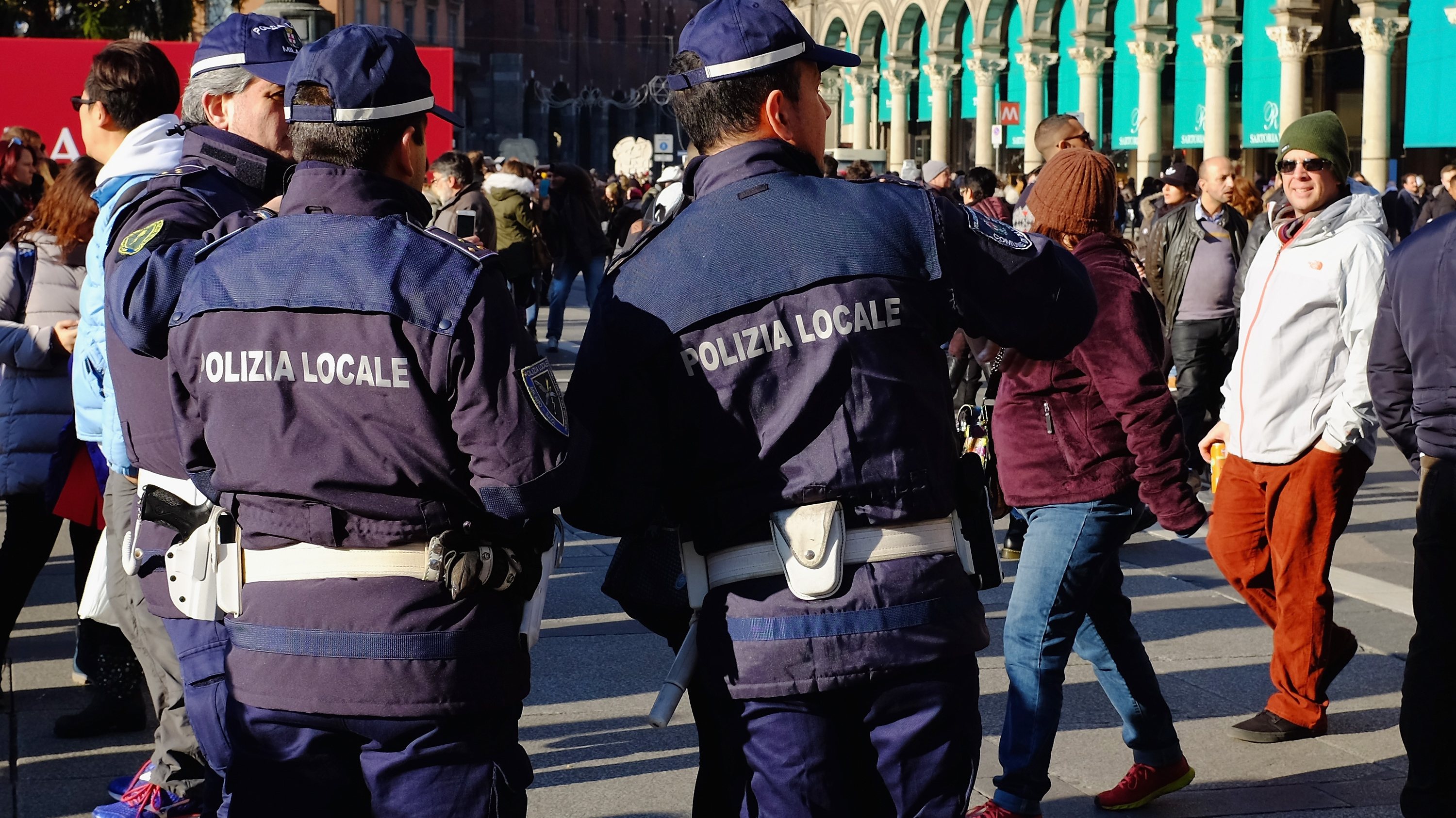 Agentes da polícia italiana na Piazza del Duomo, em Milão