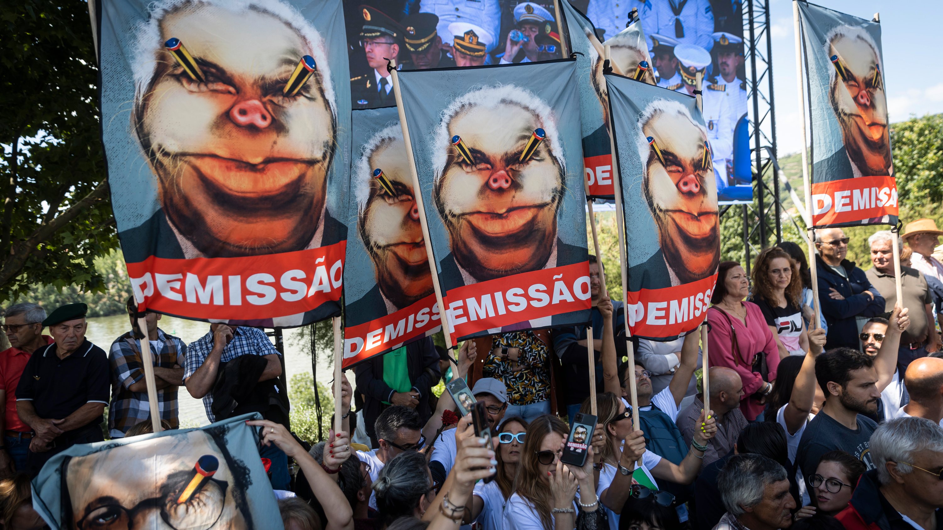 No 10 de Junho, Costa seguia com a mulher quando viu os cartazes empunhados por professores