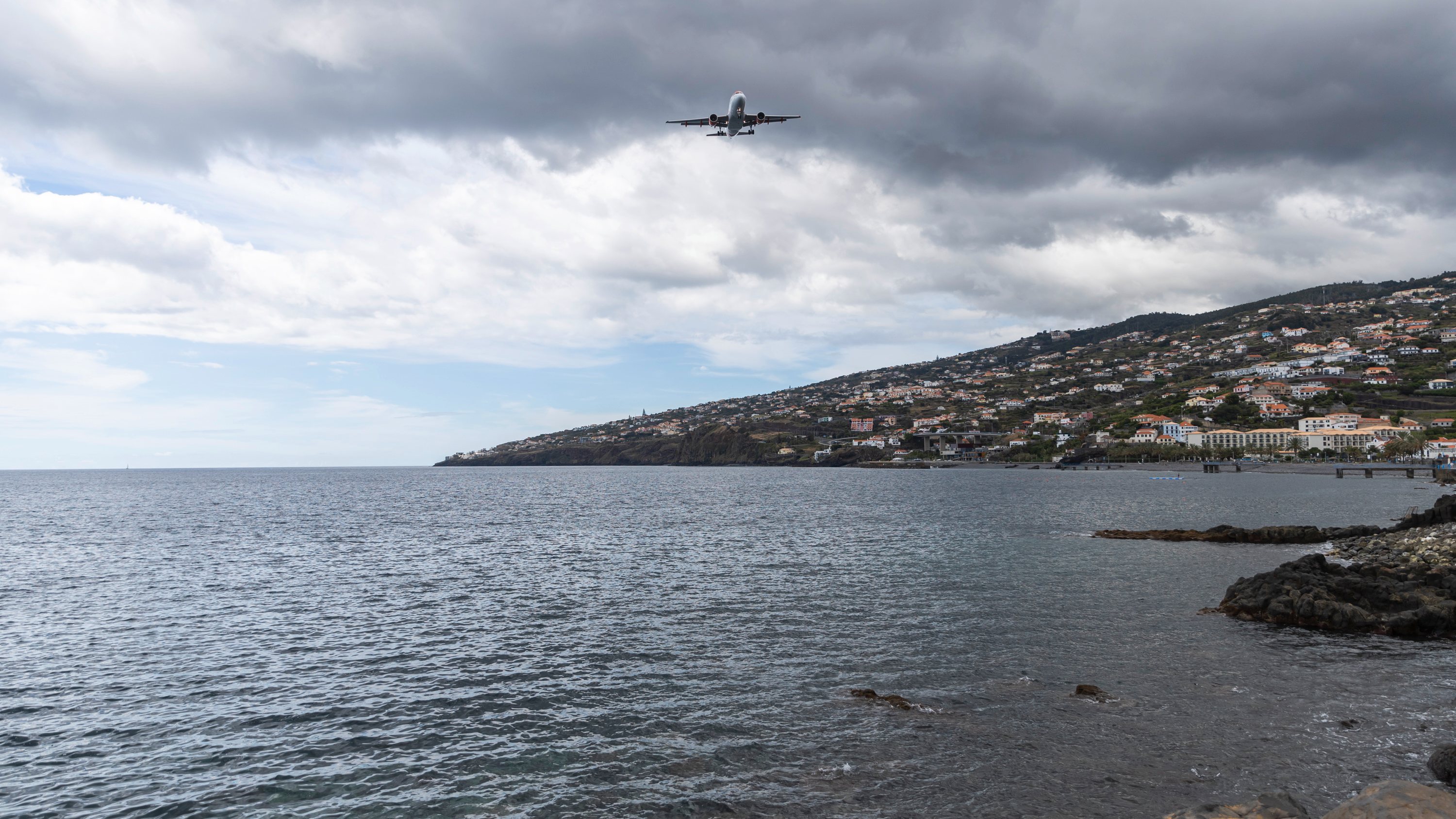 A capitania do Porto do Funchal prolongou esta quinta-feira novamente os avisos de agitação marítima e vento forte