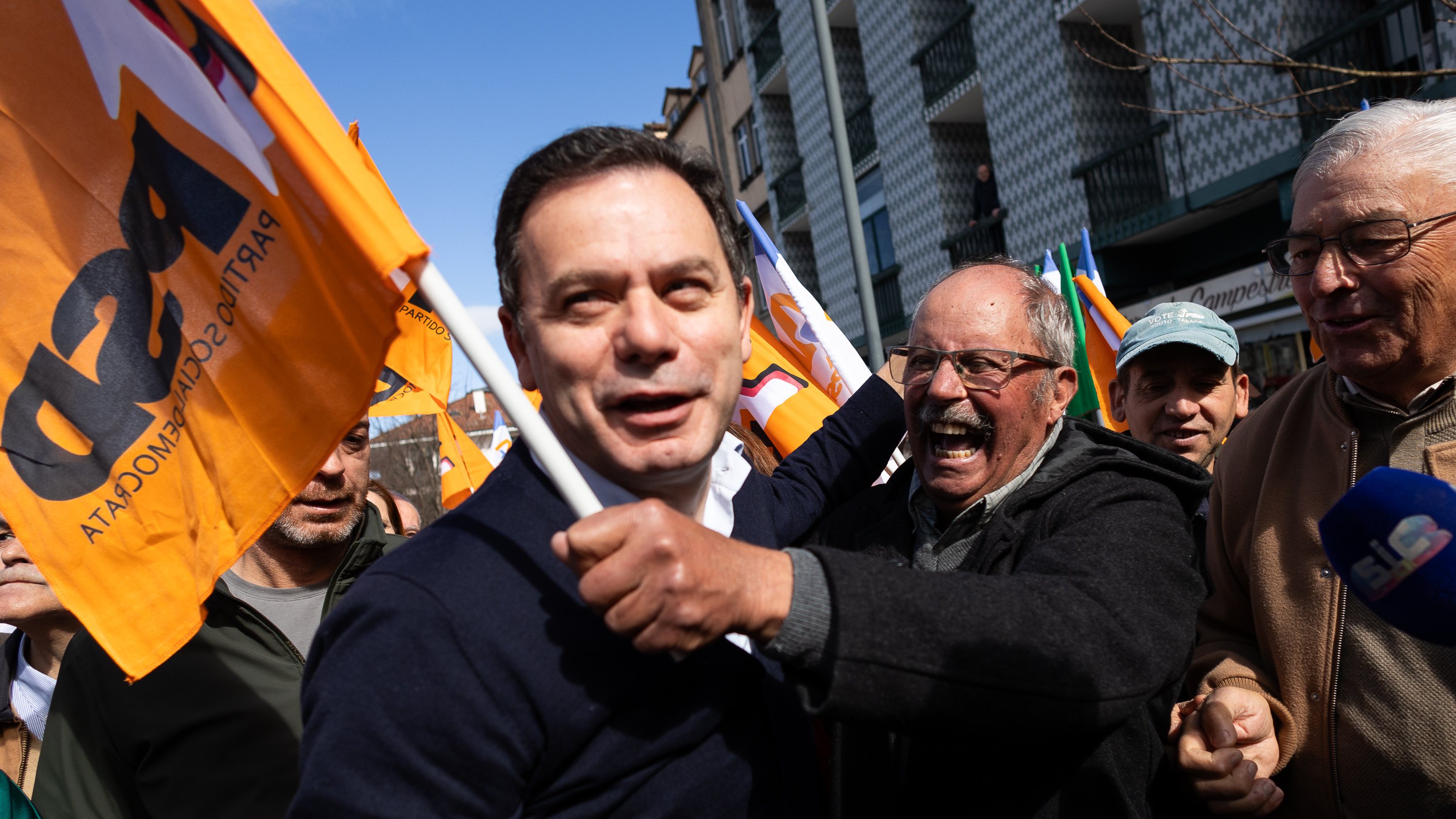 Líder da Aliança Democrática, Luis Montenegro, numa arruada pelas ruas de Arcos de Valdevez, a 6 de março