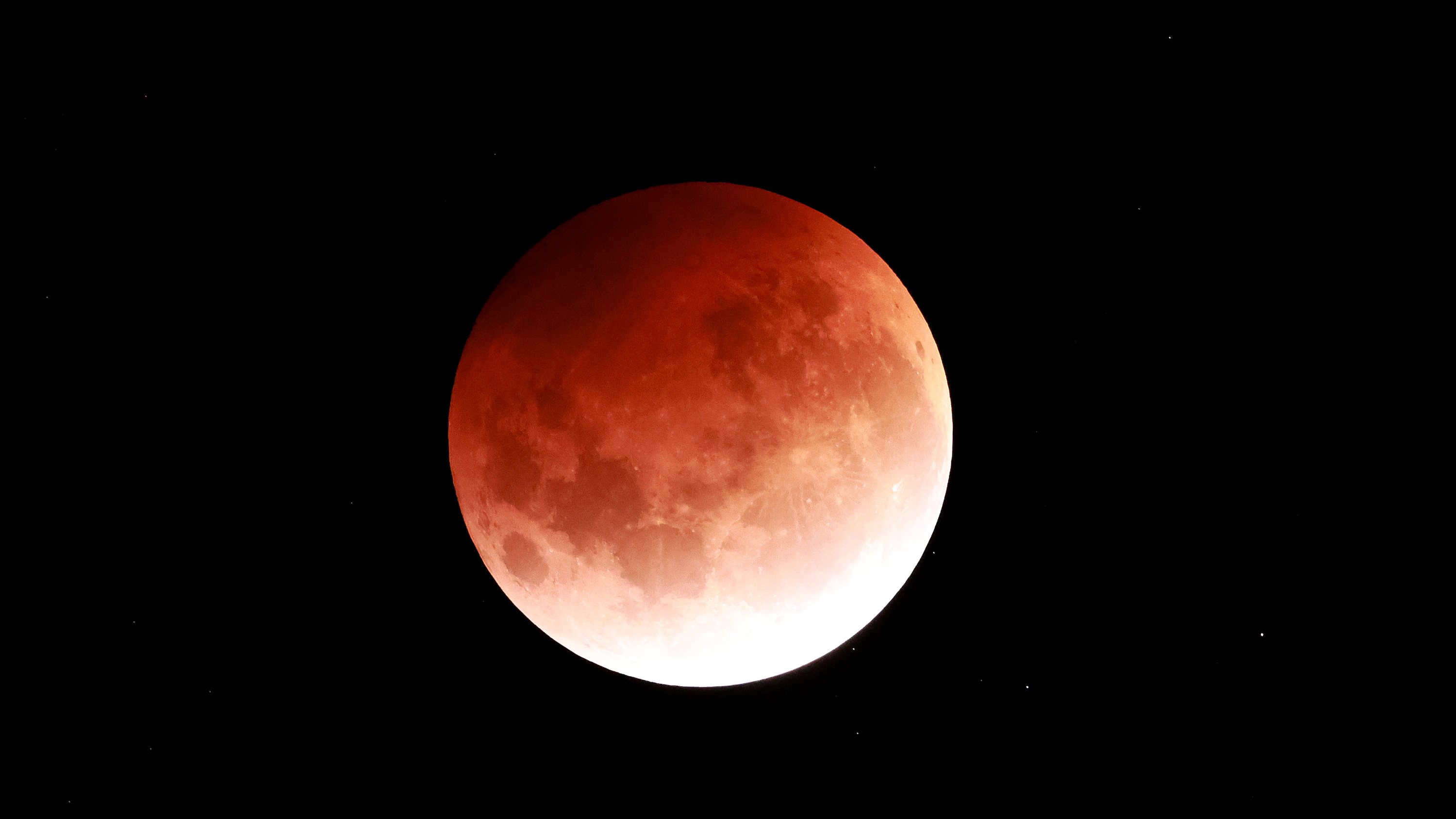 O eclipse total do satélite natural é popularmente conhecido por &quot;Lua de Sangue&quot; por adquirir uma tonalidade vermelha