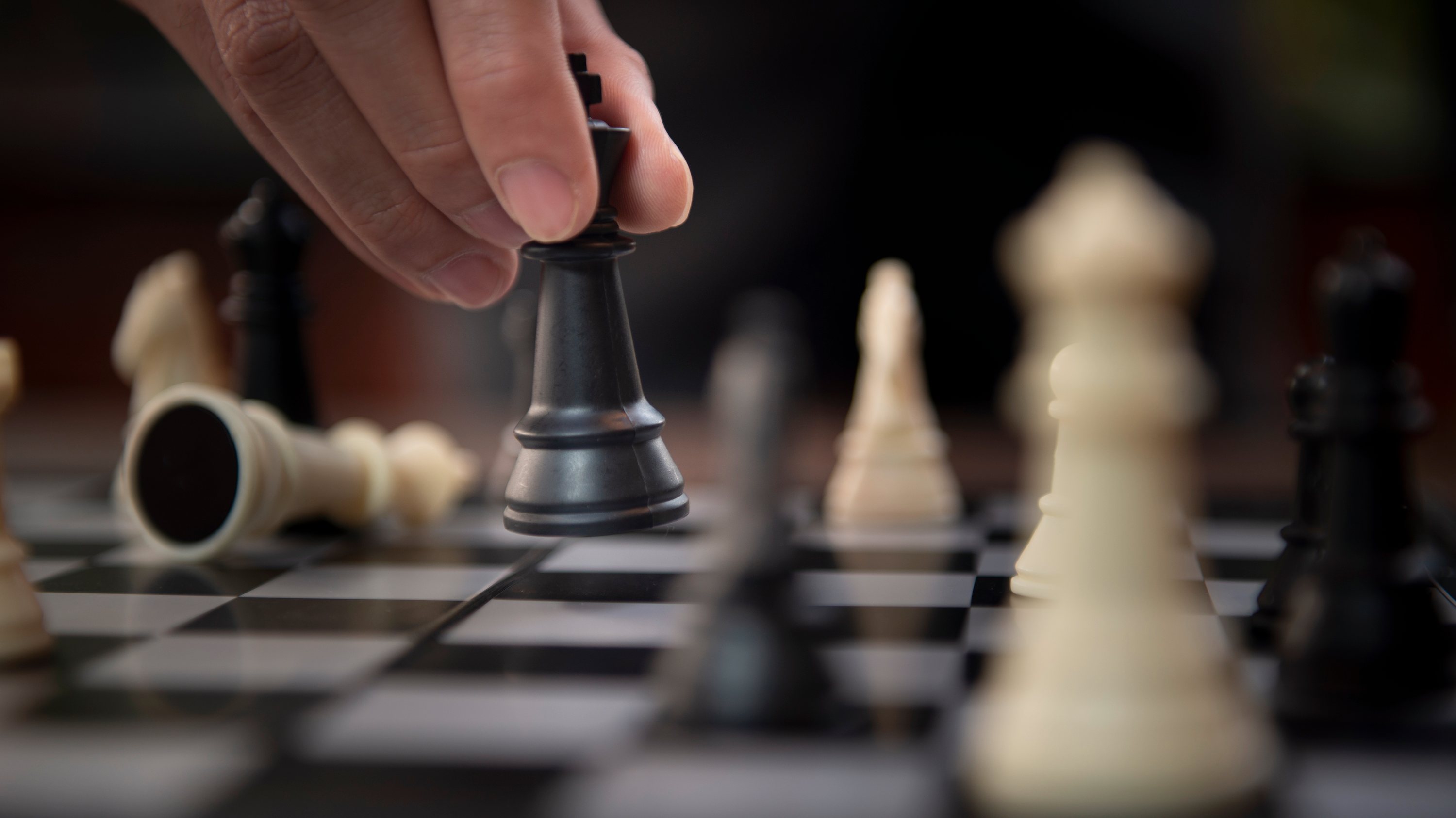 Investigação sugere que Hans Niemann, polémico grande mestre de xadrez, fez  batota mais de 100 vezes – Observador