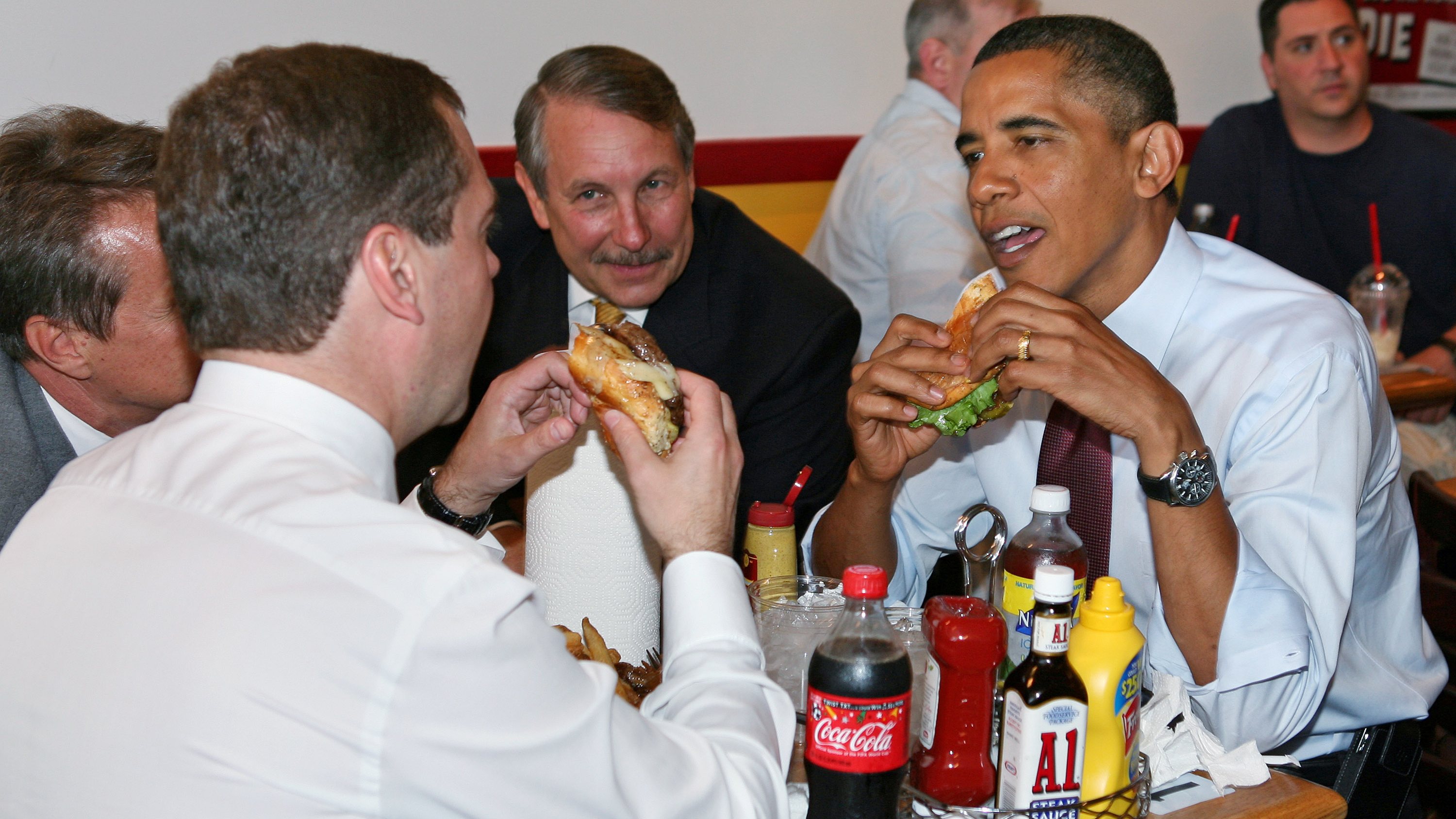 Obama And Medvedev Have Cheeseburger Lunch