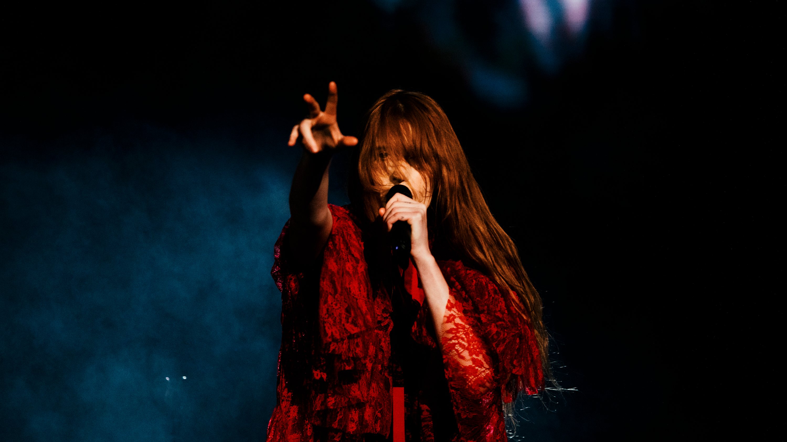 Florence Welch, a comandante e voz de Florence + The Machine, fotografada esta quinta-feira à noite no Passeio Marítimo de Algés