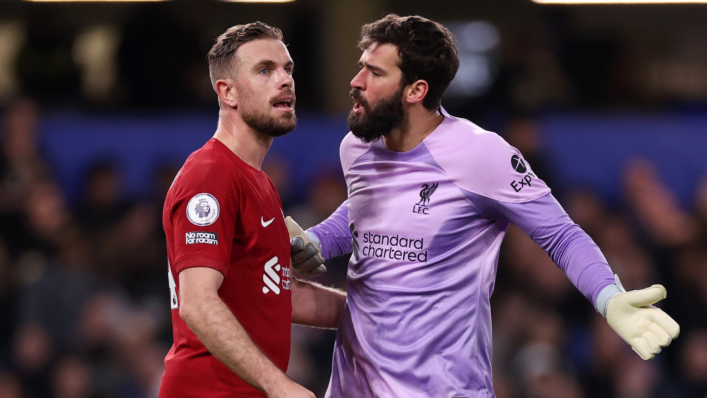Estado de nervos do Liverpool foi bem visível numa discussão mais acesa entre Alisson e Jordan Henderson no último quarto de hora do jogo
