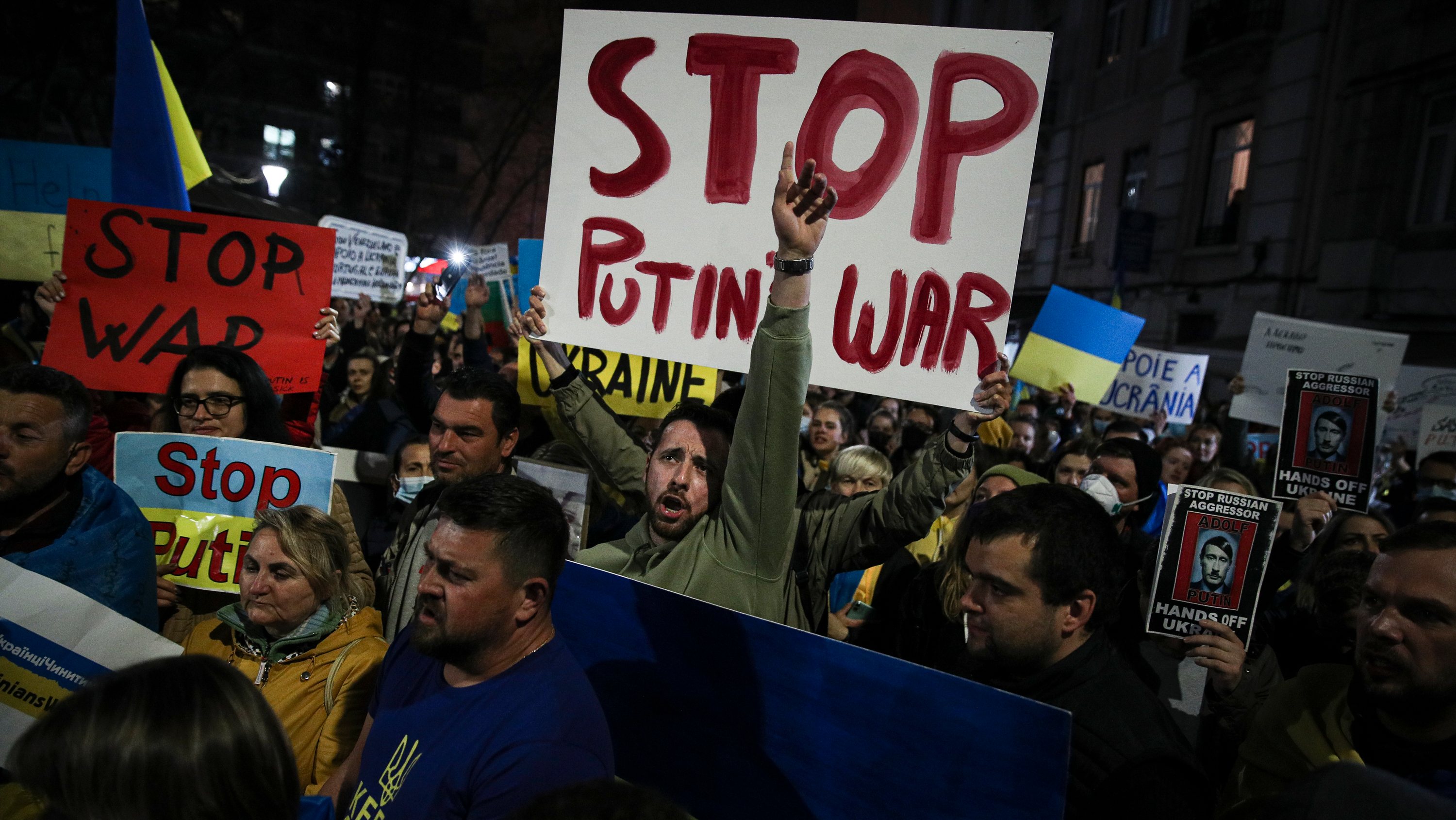 Manifestação junto à embaixada da Rússia em Lisboa, que juntou várias centenas de pessoas depois do ataque declarado por Putin contra a Ucrânia. Lisboa, 24 de Fevereiro de 2022. FILIPE AMORIM/OBSERVADOR