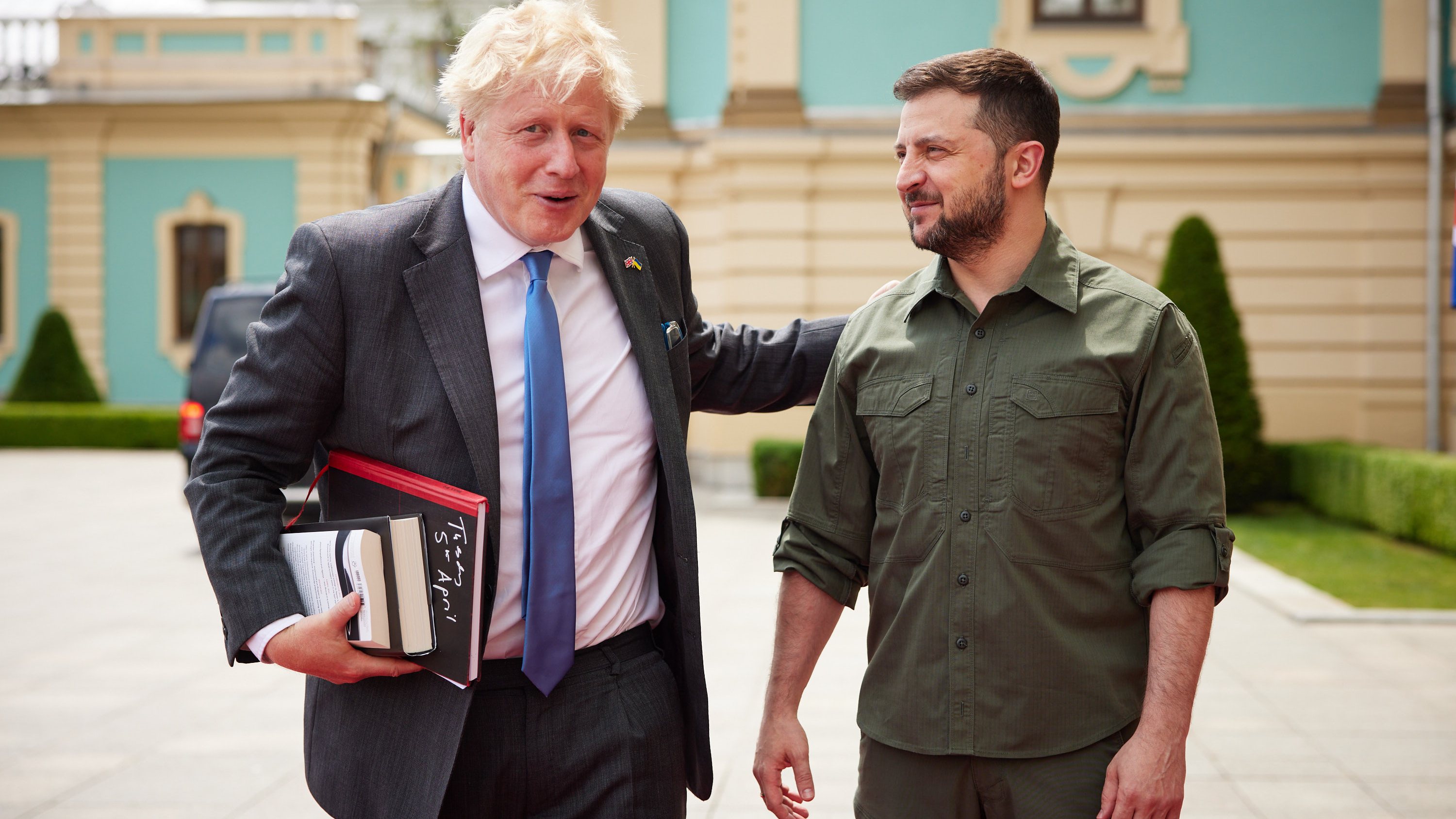 O primeiro-ministro britânico partilhou na sua conta oficial do Twitter uma foto do encontro com o Presidente ucraniano Zelensky