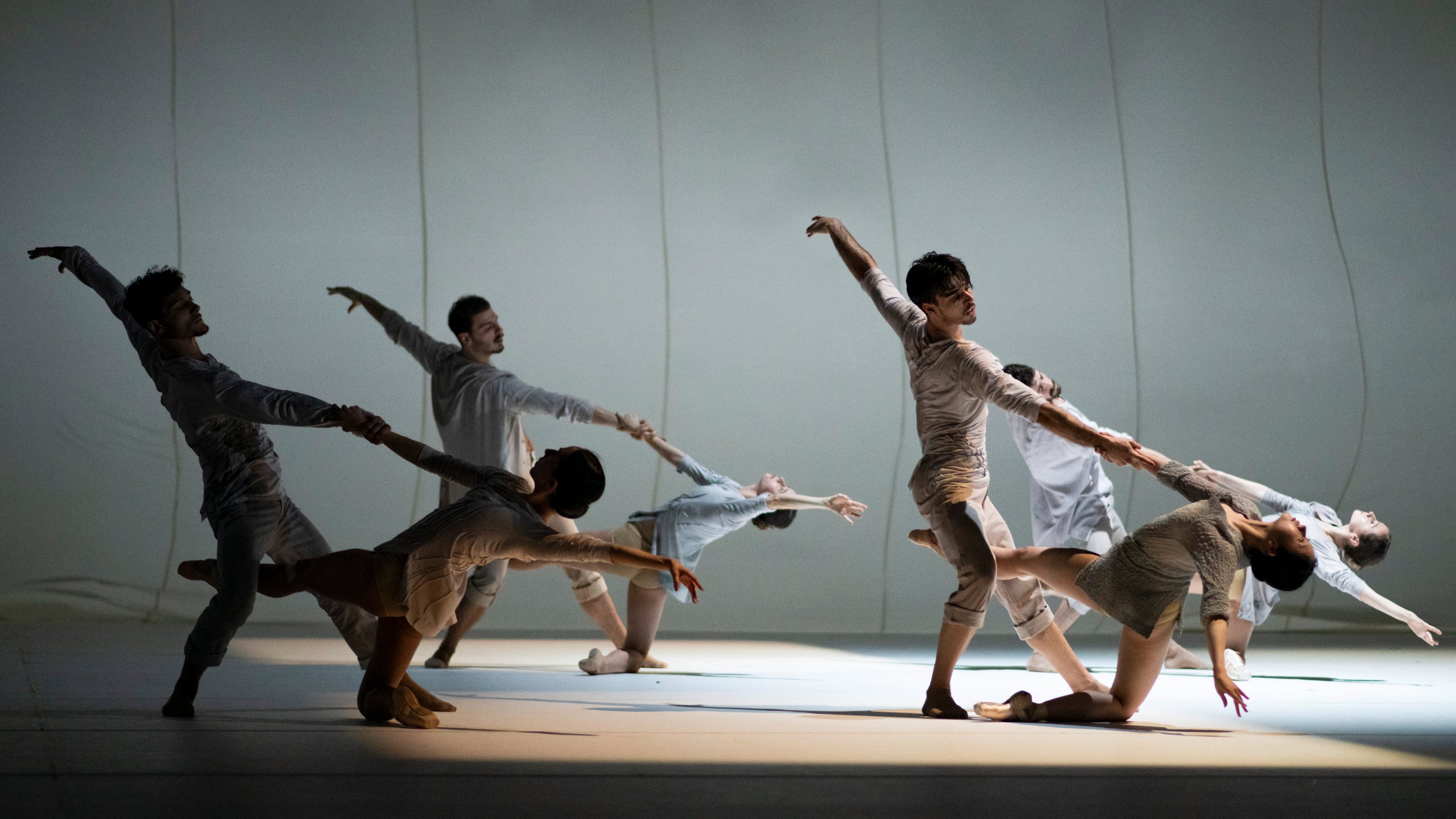 &quot;Fall&quot;, do coreógrafo belga-marroquino Sidi Larbi Cherkaoui, criado originalmente para o Ballet Real da Flandres, em 2015