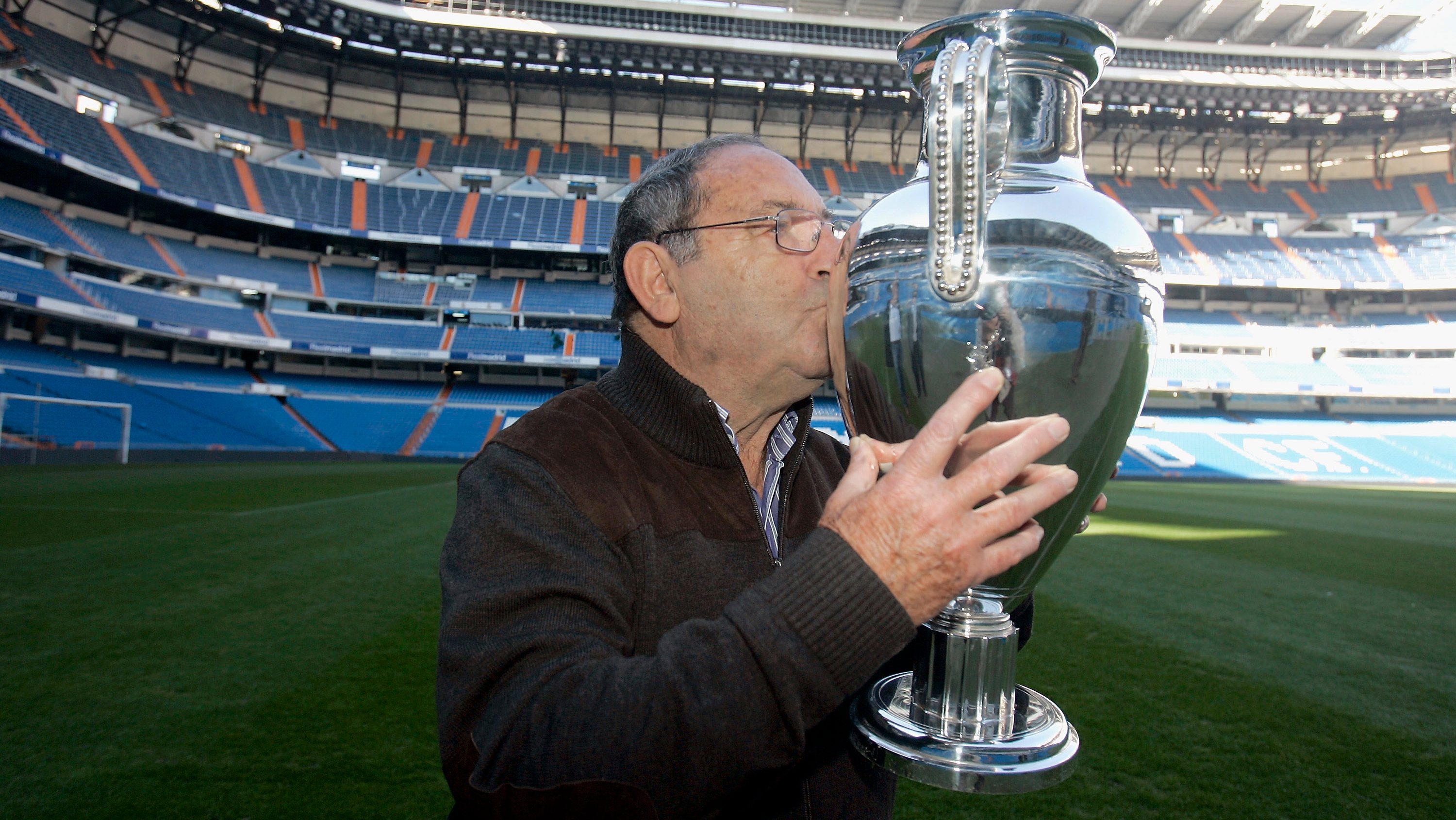 Paco Gento no Santiago Bernabéu com uma das Taças dos Clubes Campeões Europeus que venceu nos anos 50 e 60