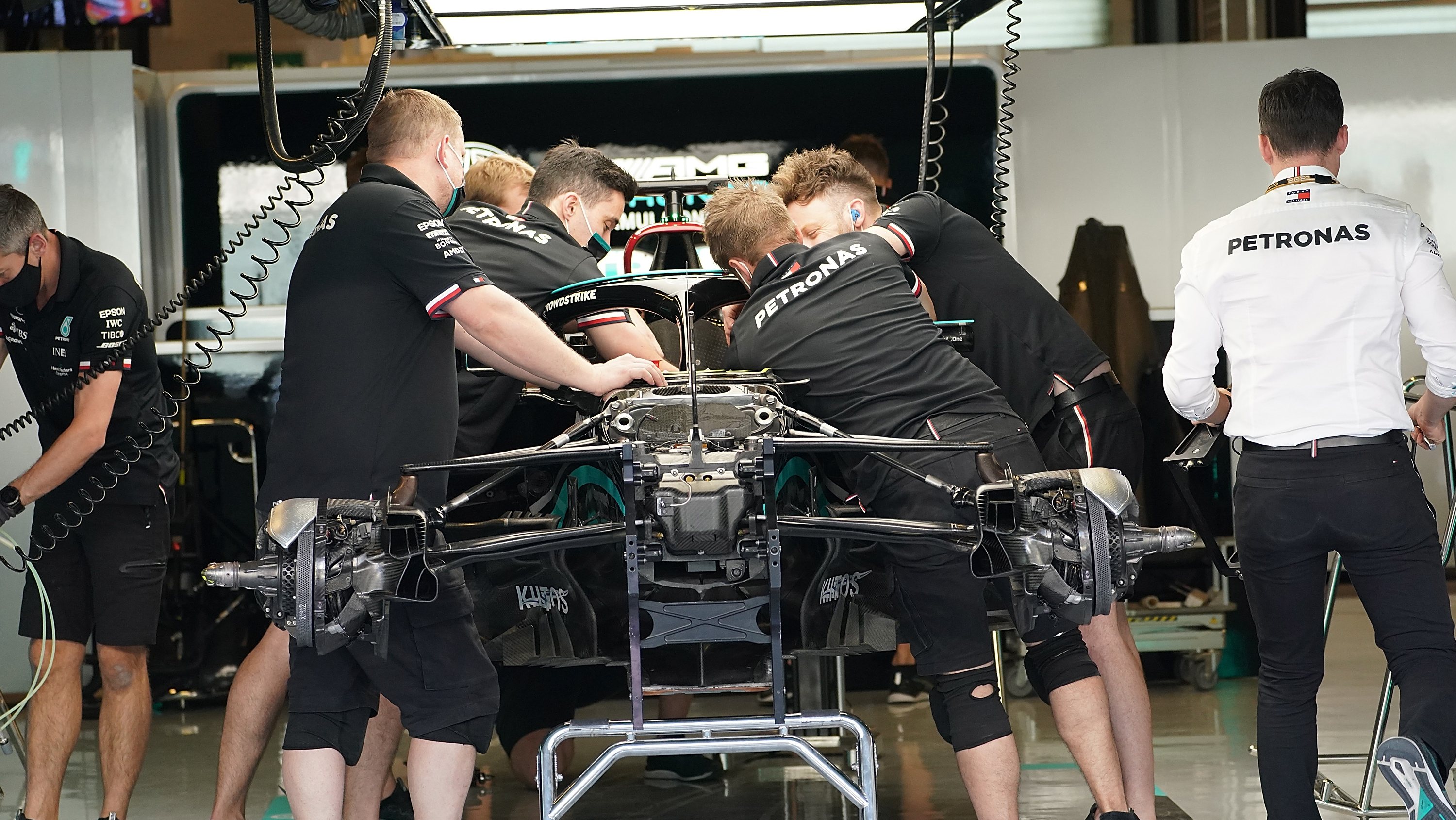 Mecânicos trabalham &quot;mais de 12 horas&quot; de quarta a domingo | Imagem ilustrativa da garagem da Mercedes