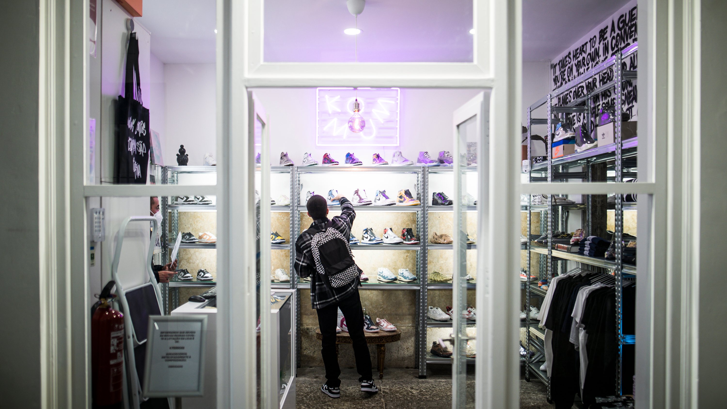 Reportagem na loja de streetwear e ténis “Komum”, que conta com as peças de Branko, Dino d’Santiago e Jar. Lisboa, 11 de Fevereiro de 2022. FILIPE AMORIM/OBSERVADOR