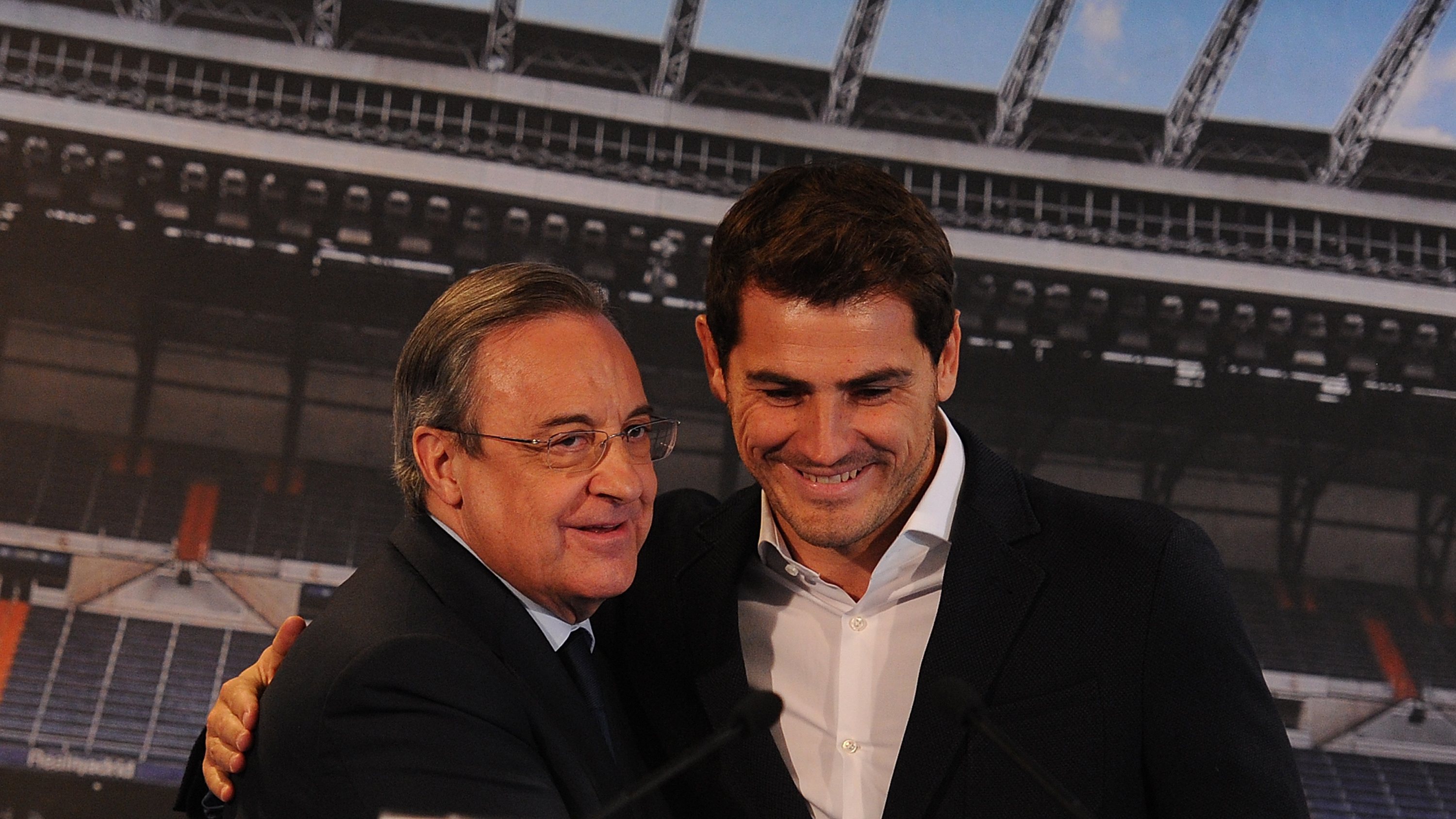 Florentino Pérez e Iker Casillas aquando da saída do guarda-redes do clube espanhol, em 2015. Mas em 2006 o presidente chamou-lhe &quot;fraude&quot;