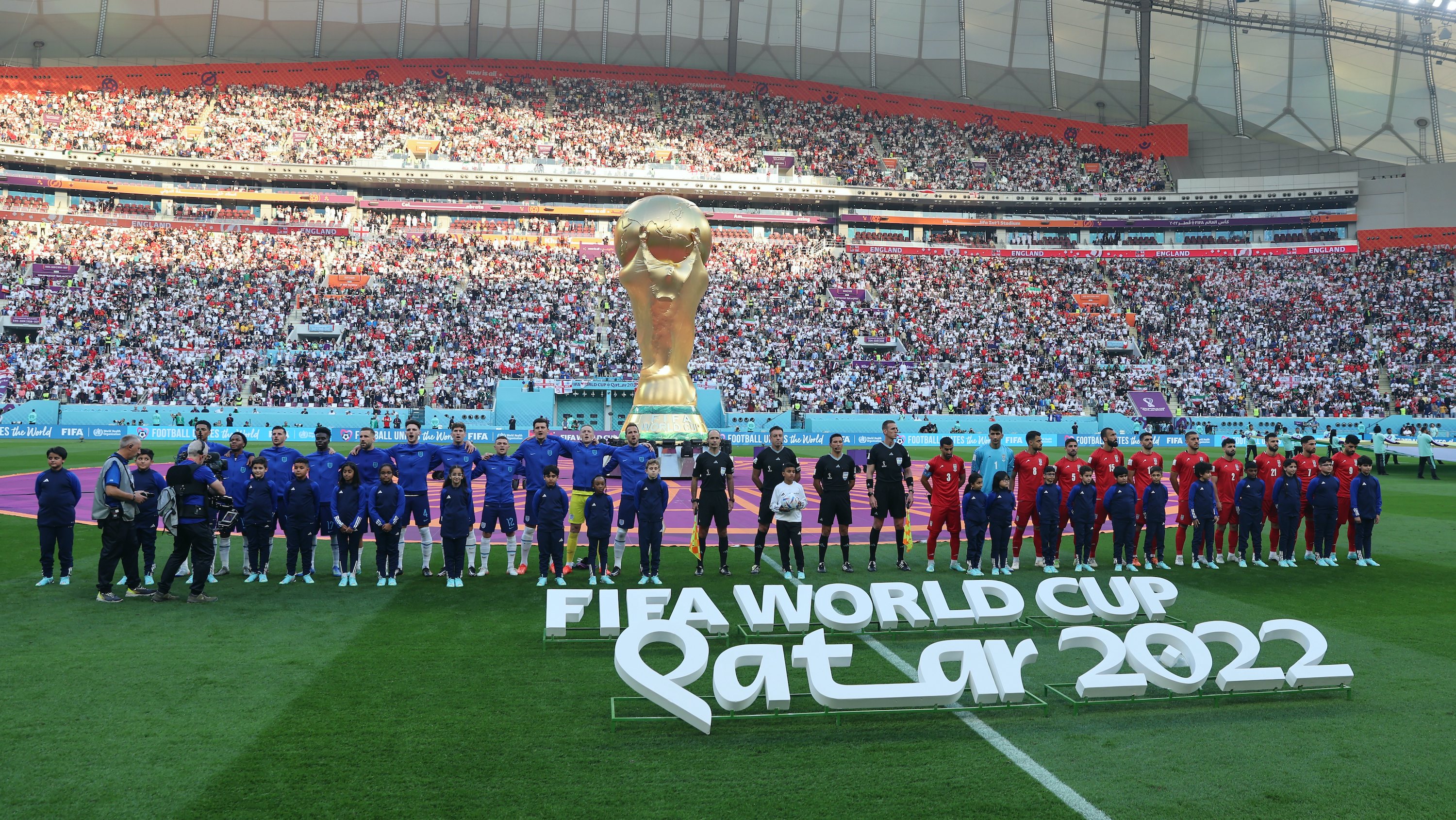O Iraniano E O Russo Ventilam Na Zona Do Fã No Campeonato Do Mundo