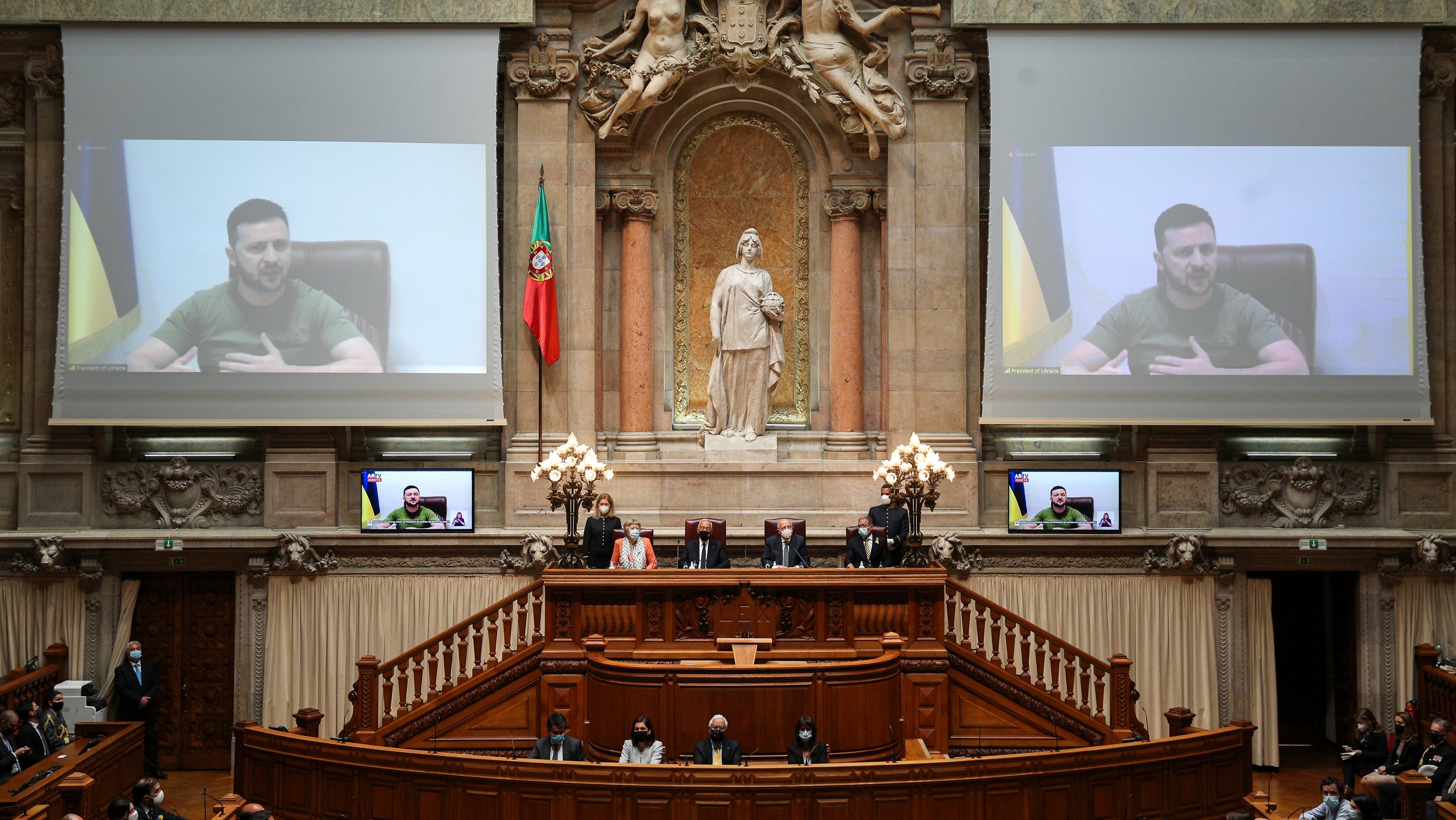 Zelensky marcou presença no Parlamento português, Costa assistiu à sessão solene