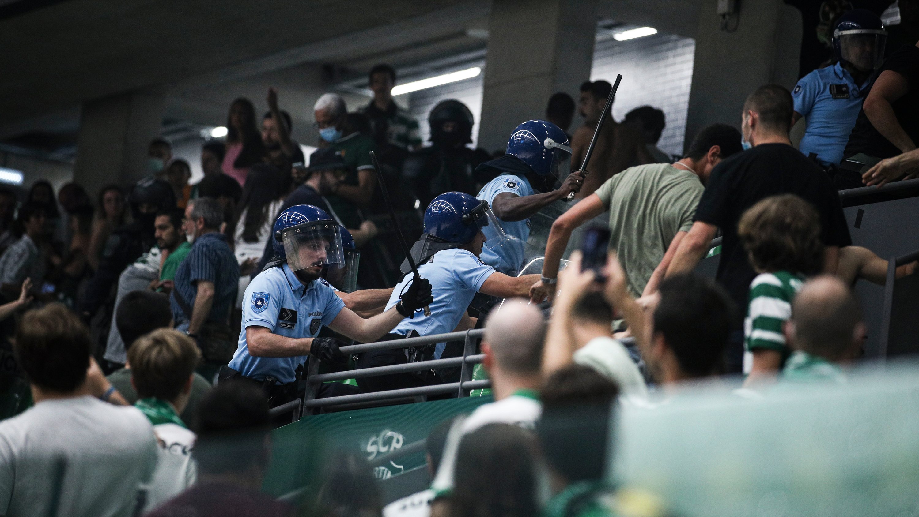 Dérbi de hóquei em patins entre Sporting e Benfica no passado domingo foi marcado por várias intervenções policiais
