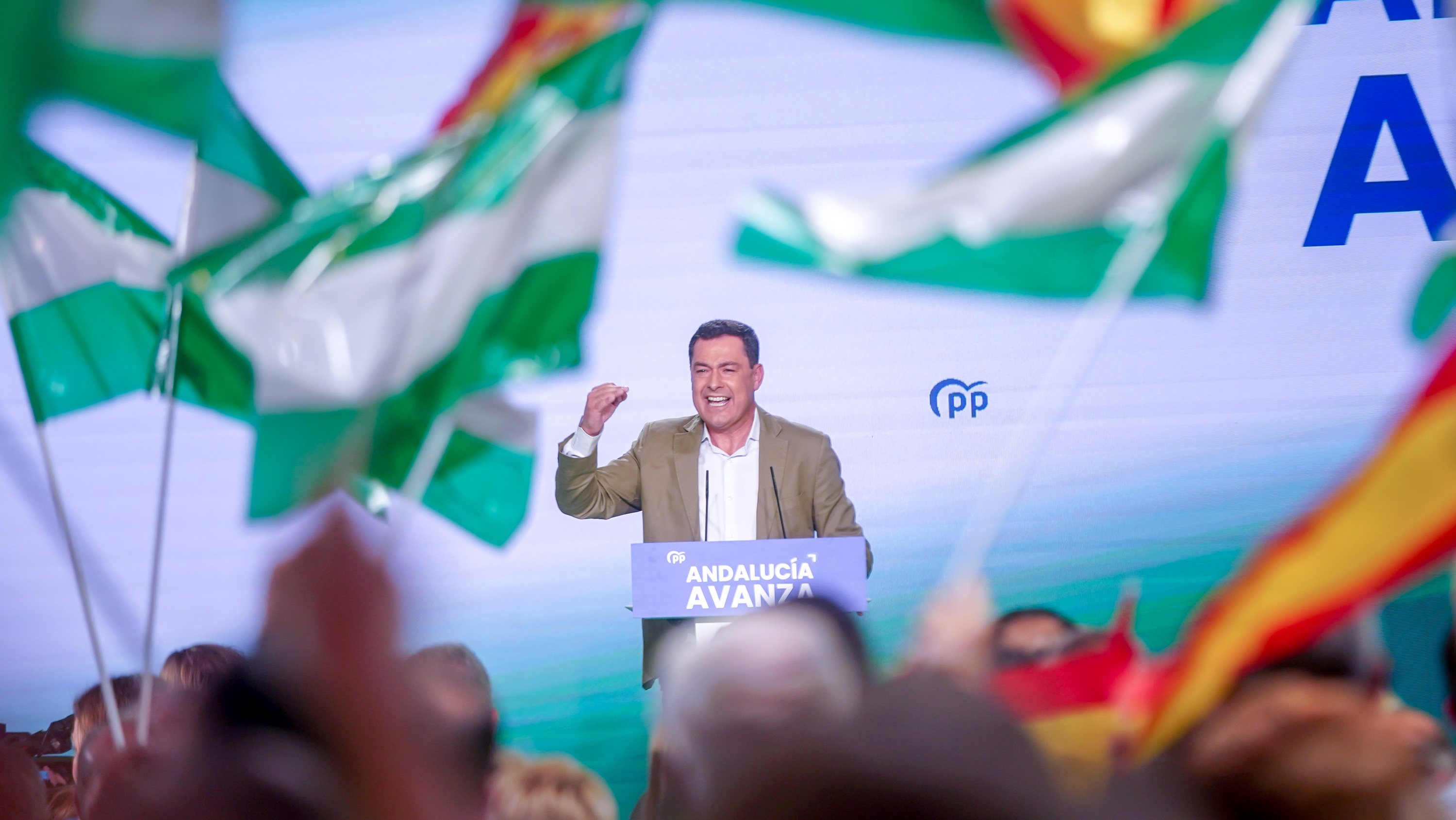 Juanma Moreno conquistou a primeira maioria absoluta de sempre do partido no parlamento andaluz