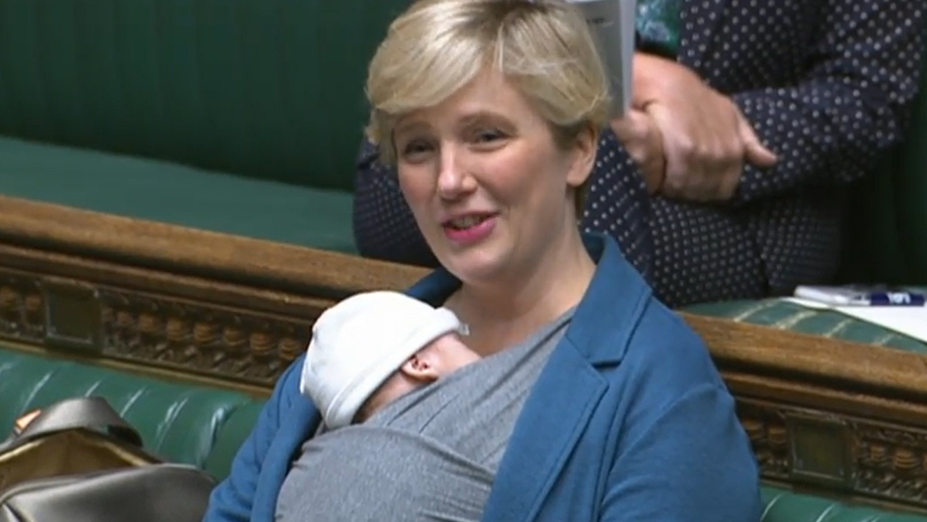 Stella Creasy com o sue filho ao colo, no parlamento inglês