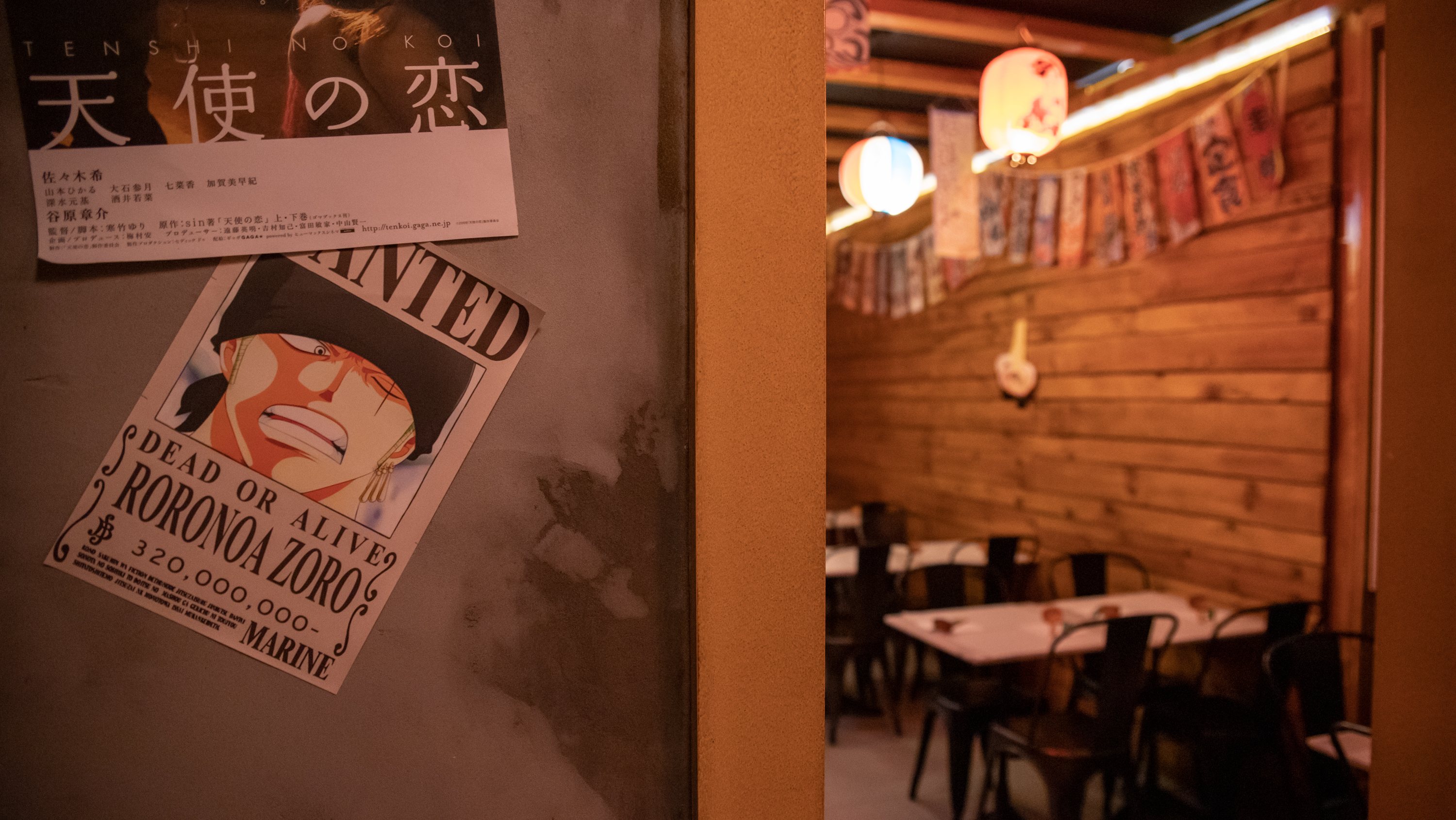 Novo restaurante Japonês - Kapitan Ramen Bistro - na Avenida da Liberdade em Lisboa. Com muitas referências visuais ao japão, desde cartazes, autocolantes, etc... a expecialidade da casa é o Raman. 5 de Abril de 2022 Avenida da Liberdade, Lisboa TOMÁS SILVA/OBSERVADOR