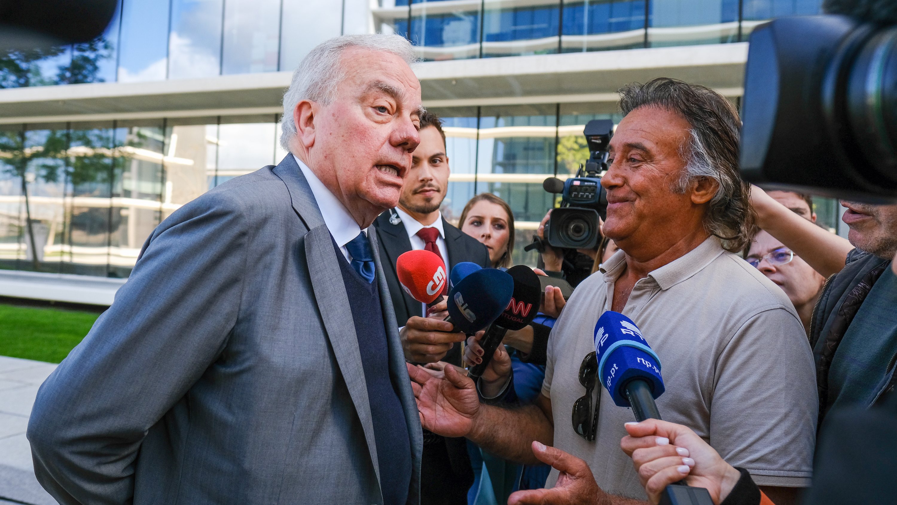 José Maria Ricciardi é abordado pelo representante dos lesados do BES, à chegada ao Tribunal