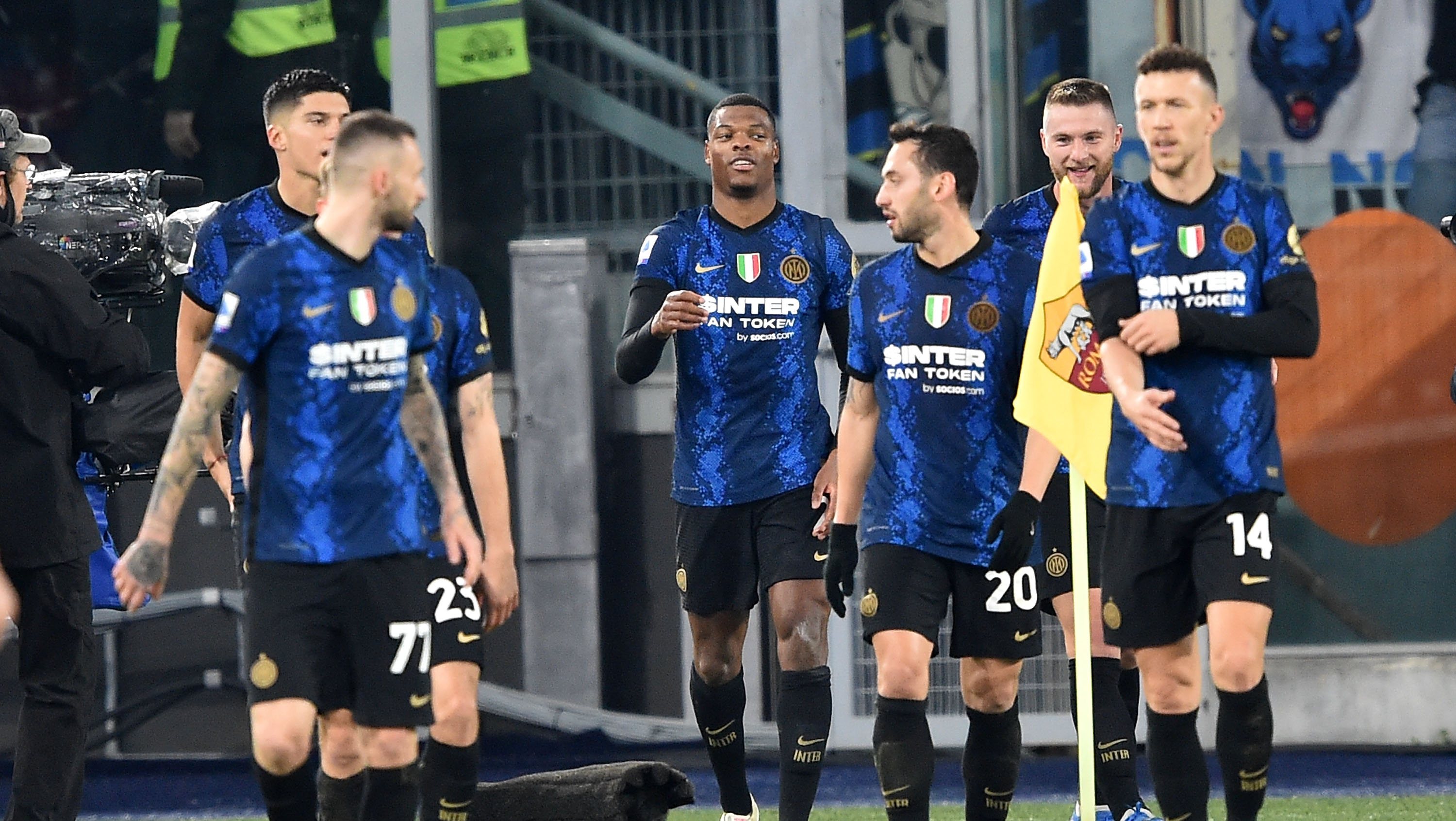 Equipa do Inter nos festejos do 3-0, marcado por Dumfries