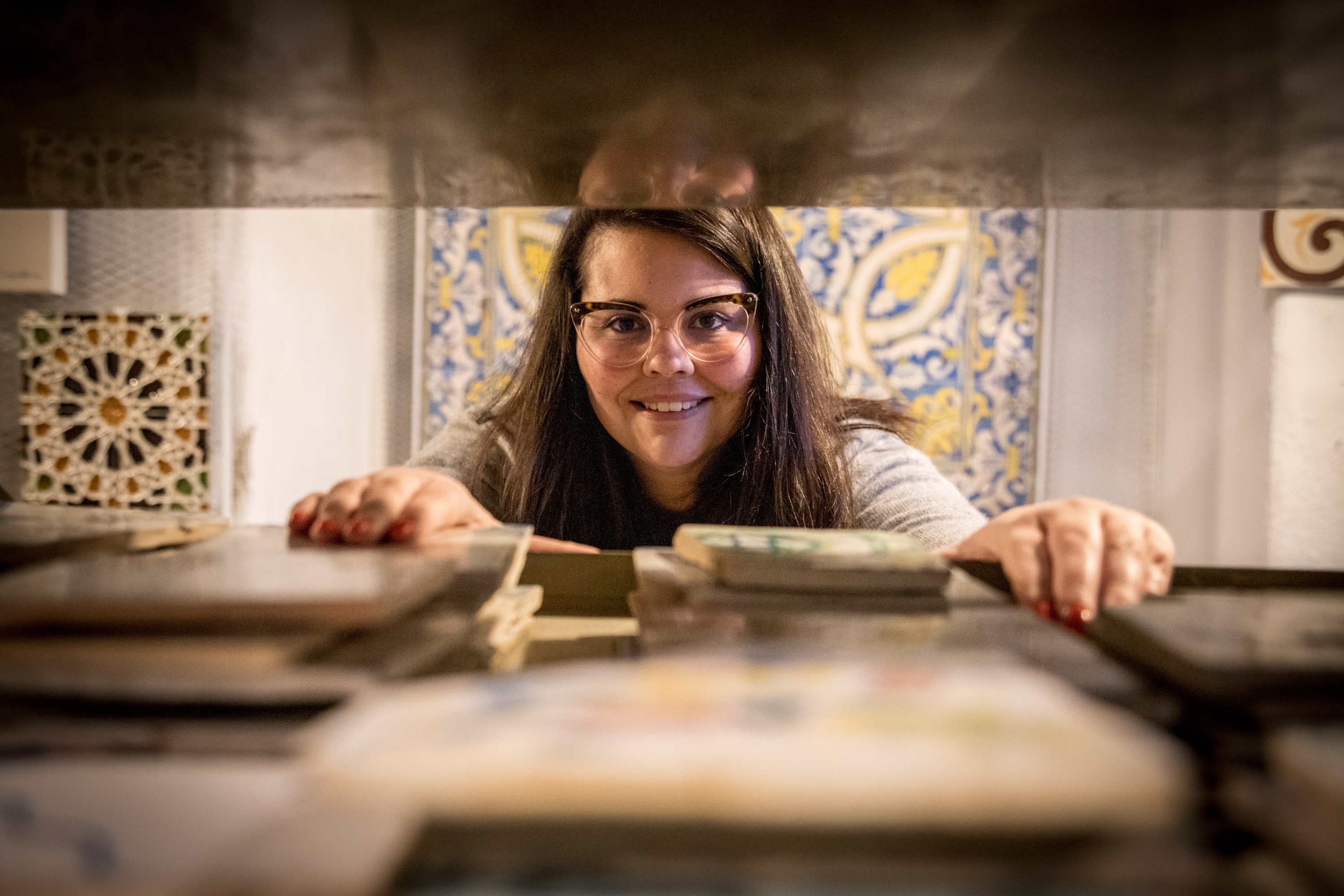Entrevista a Verónica Leitão, a terceira geração ao leme da casa Solar Antiques, no Príncipe Real. É uma das lojas mais antigas do mundo de azulejos e artes decorativas, e faz 65 anos. 22 de Fevereiro de 2022 Príncipe Real, Lisboa TOMÁS SILVA/OBSERVADOR