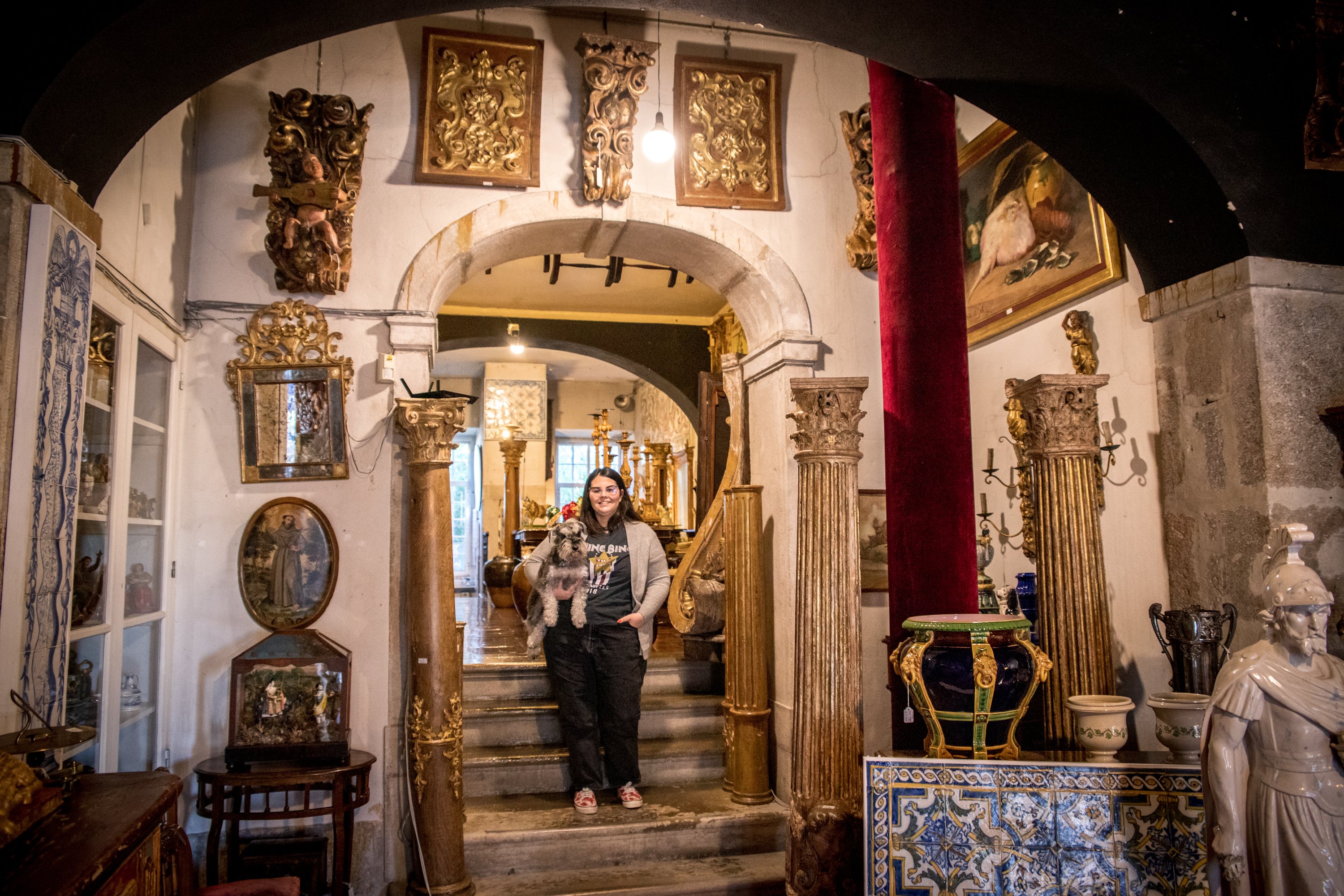 Entrevista a Verónica Leitão, a terceira geração ao leme da casa Solar Antiques, no Príncipe Real. É uma das lojas mais antigas do mundo de azulejos e artes decorativas, e faz 65 anos. 22 de Fevereiro de 2022 Príncipe Real, Lisboa TOMÁS SILVA/OBSERVADOR