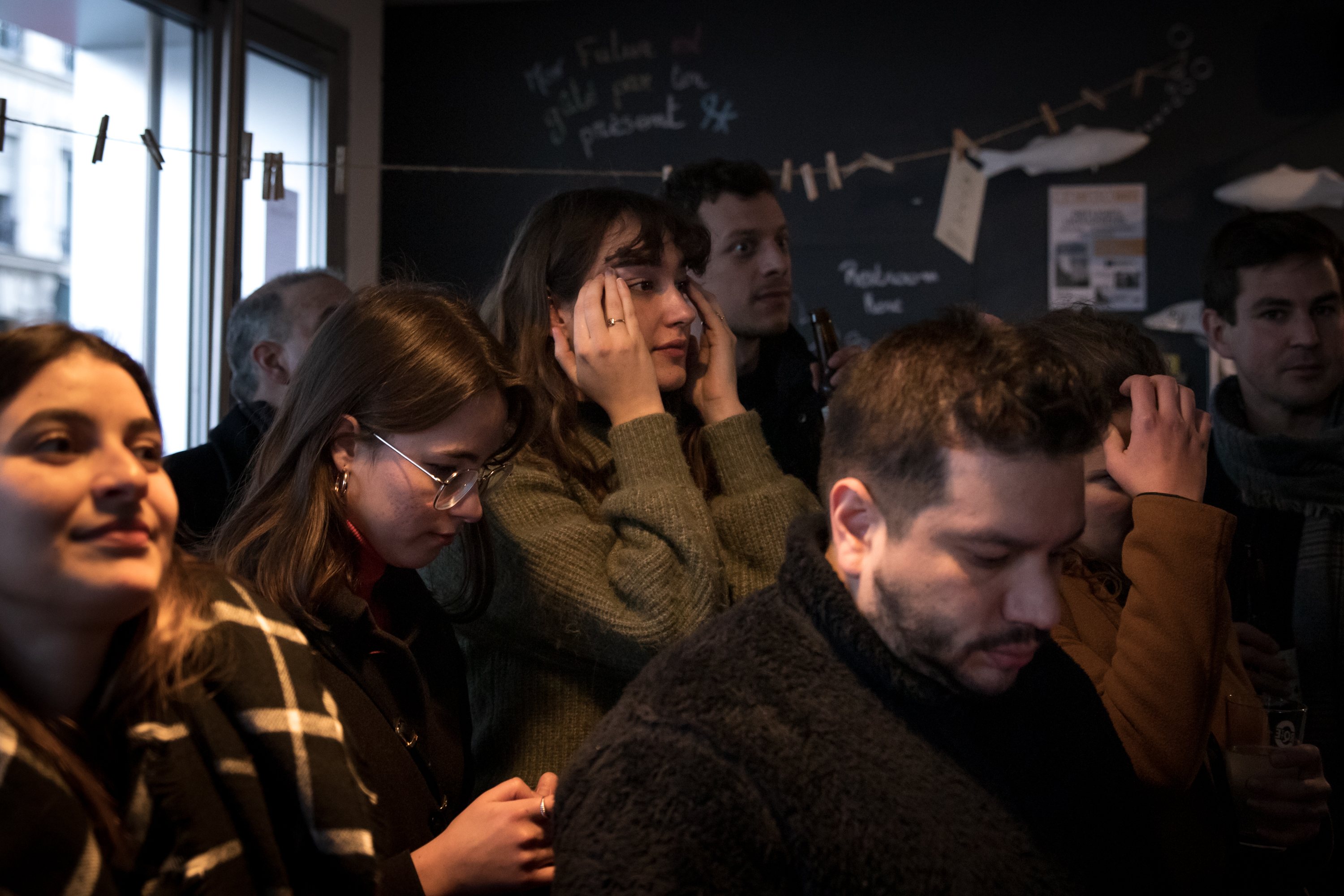 Eleições Presidenciais de França: dezenas de pessoas juntaram-se num bar em Paris, Le Bar Commun, para acompanharem juntos, os reultados da primeira volta das eleições para as presidenciais de França 10 de Abril de 2022 Paris, França TOMÁS SILVA/OBSERVADOR