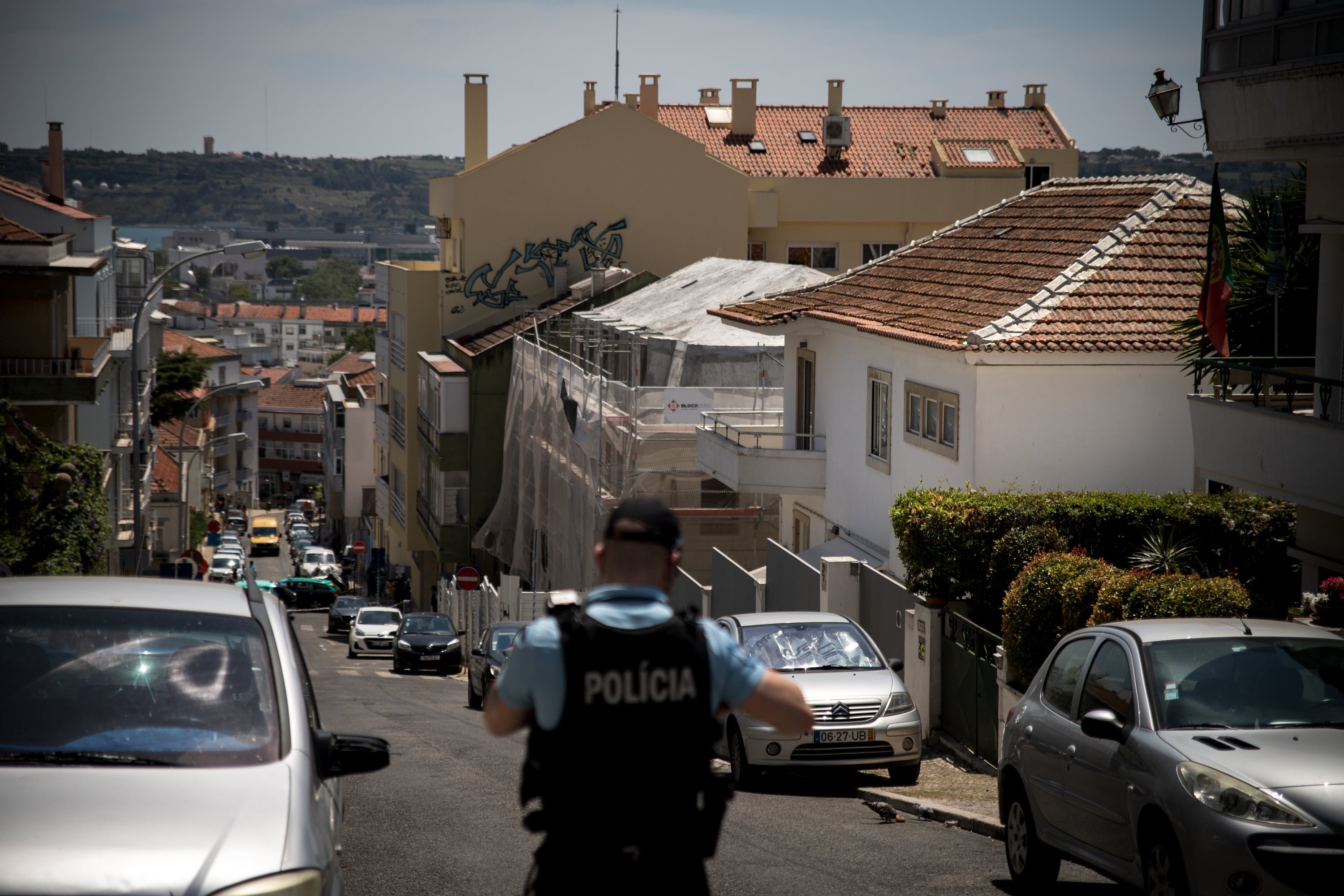 Homem foi abatido a tiro pela polícia portuguesa durante a madrugada de quinta-feira (12 de Maio), depois fazer pelo menos um refém na zona de Algés. Vizinhos acordaram sobressaltados e com medo. 12 de Maio de 2022 Algés, Lisboa TOMÁS SILVA/OBSERVADOR