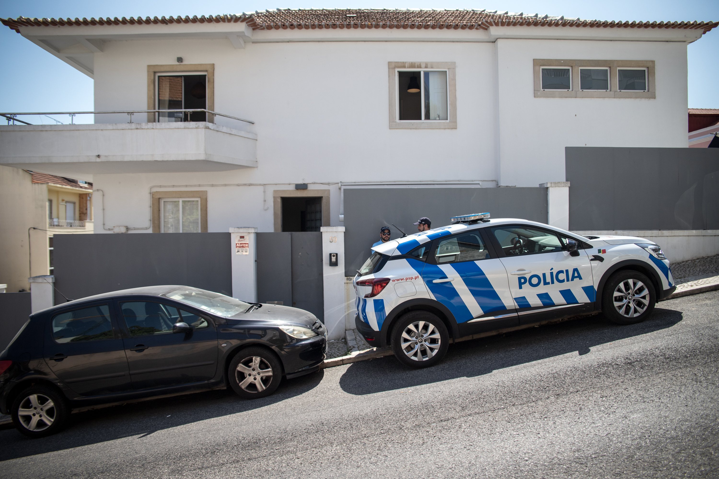 Homem foi abatido a tiro pela polícia portuguesa durante a madrugada de quinta-feira (12 de Maio), depois fazer pelo menos um refém na zona de Algés. Vizinhos acordaram sobressaltados e com medo. 12 de Maio de 2022 Algés, Lisboa TOMÁS SILVA/OBSERVADOR