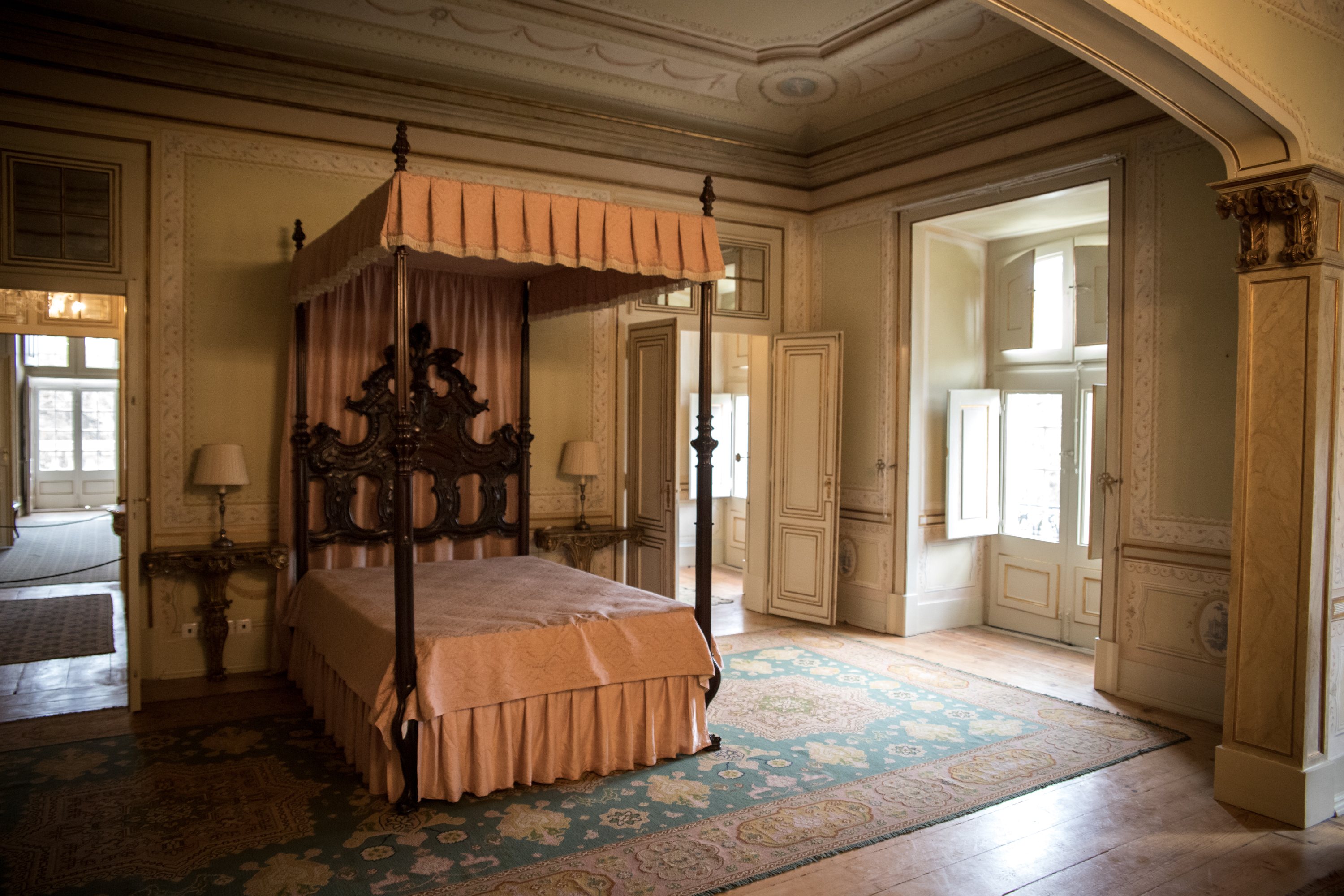 Durante a primeira vizita oficial da Rainha de Inglaterra, Isabel II, a Portugal, foi no Palácio Nacional de Queluz, que Sua Majestade, a Rainha, ficou a dormir. Imagens dos aposentos da Rainha. 31 de Maio de 2022 Palácio Nacional de Queluz TOMÁS SILVA/OBSERVADOR