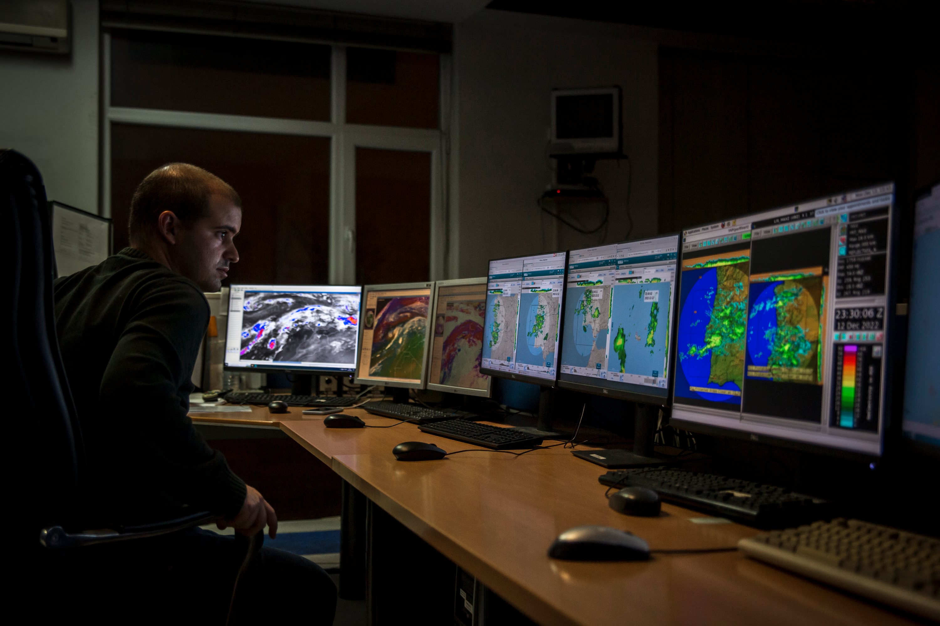 Report in the Portuguese Institute of the Sea and the Atmosphere (IPMA): the Observer followed an orange warning night, from the IPMA headquarters, in Lisbon.  December 12, 2022 IPMA, Lisbon TOMÁS SILVA/OBSERVER