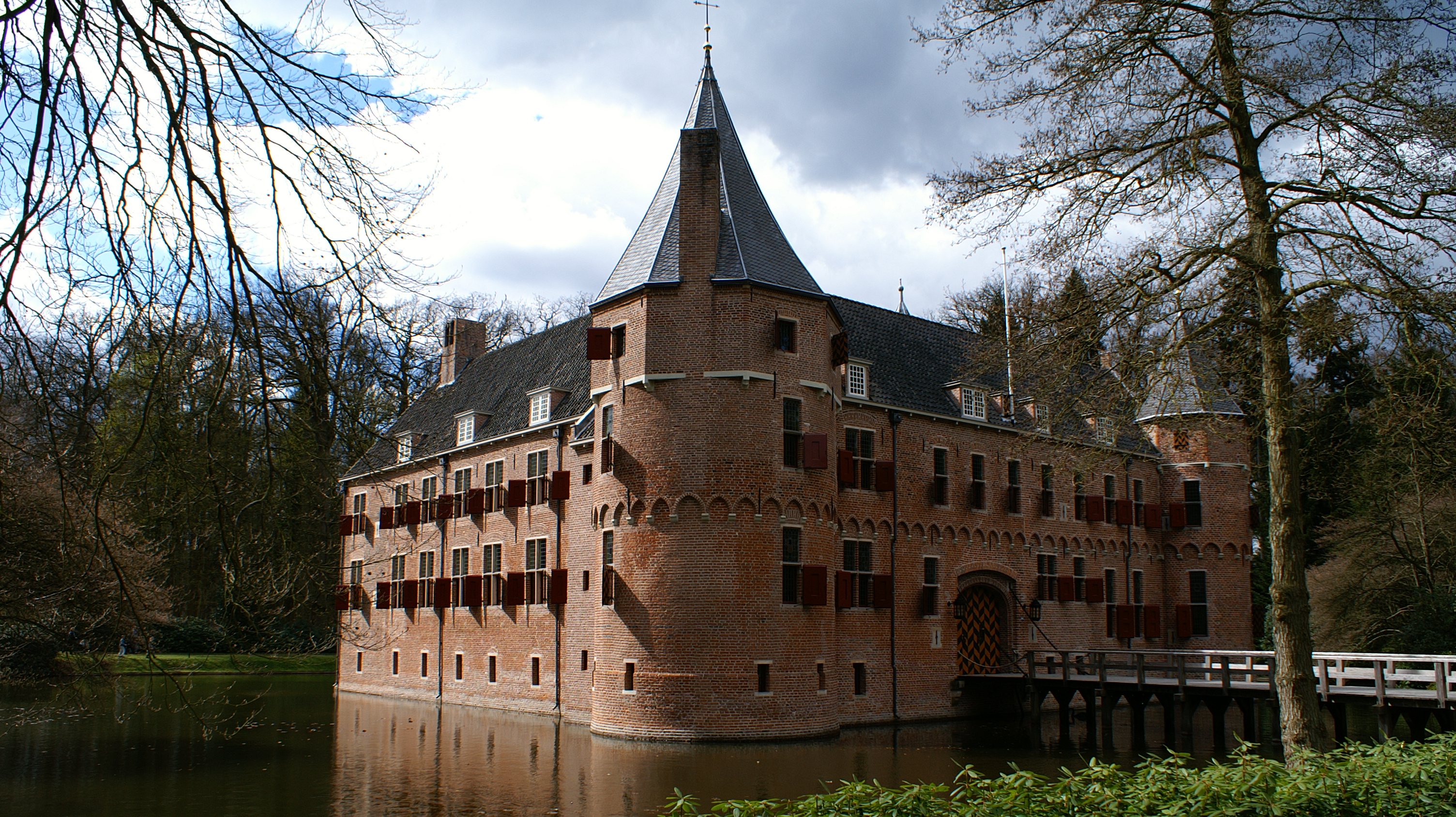 O Hert Oude Loo é um castelo do século XV localizado no campo, a pouco mais de 70 quilómetros de Amesterdão