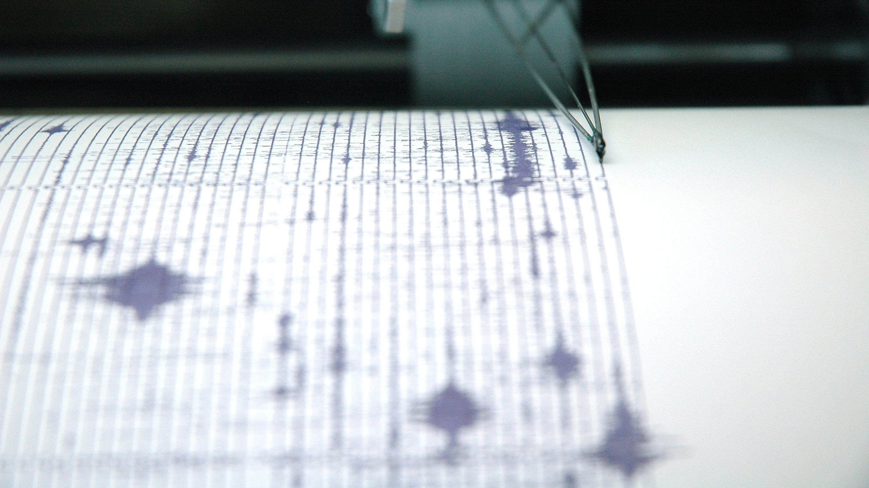 Earthquake seismogram recording by a seismograph image