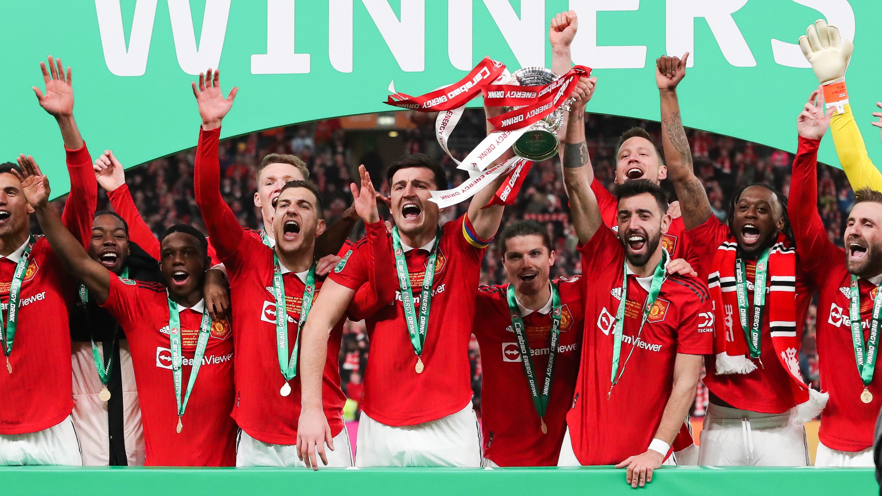 Harry Maguire e Bruno Fernandes levantaram o primeiro troféu do Manchester United desde a Liga Europa de 2017