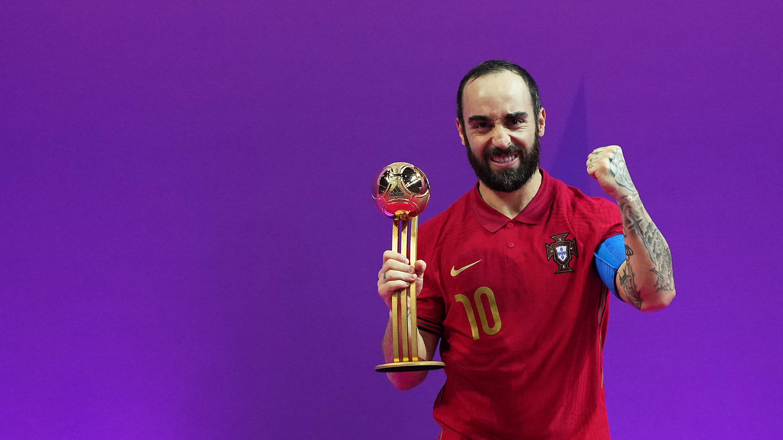 Dias ganha o prêmio de jogador do ano dos escritores de futebol de 2021