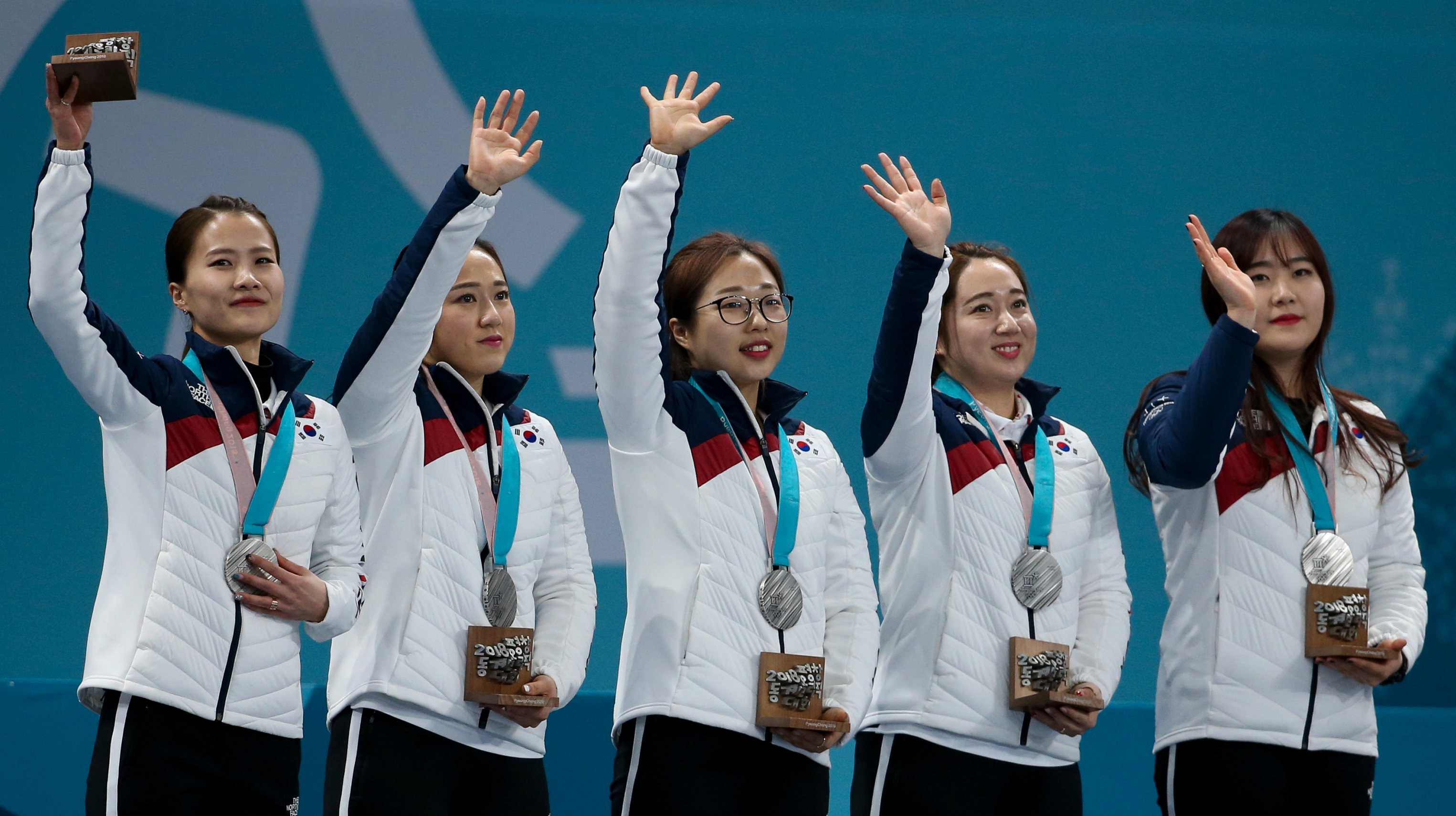 As &quot;Raparigas de Alho&quot; após ganharem a medalha de prata nos Jogos Olímpicos de Inverno de 2018