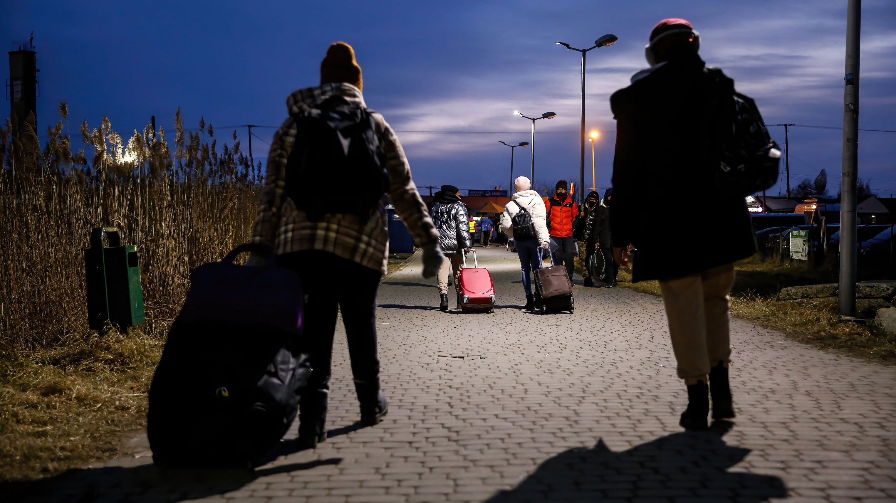 Refugiadas da guerra da Ucrânia chegam à fronteira polaca