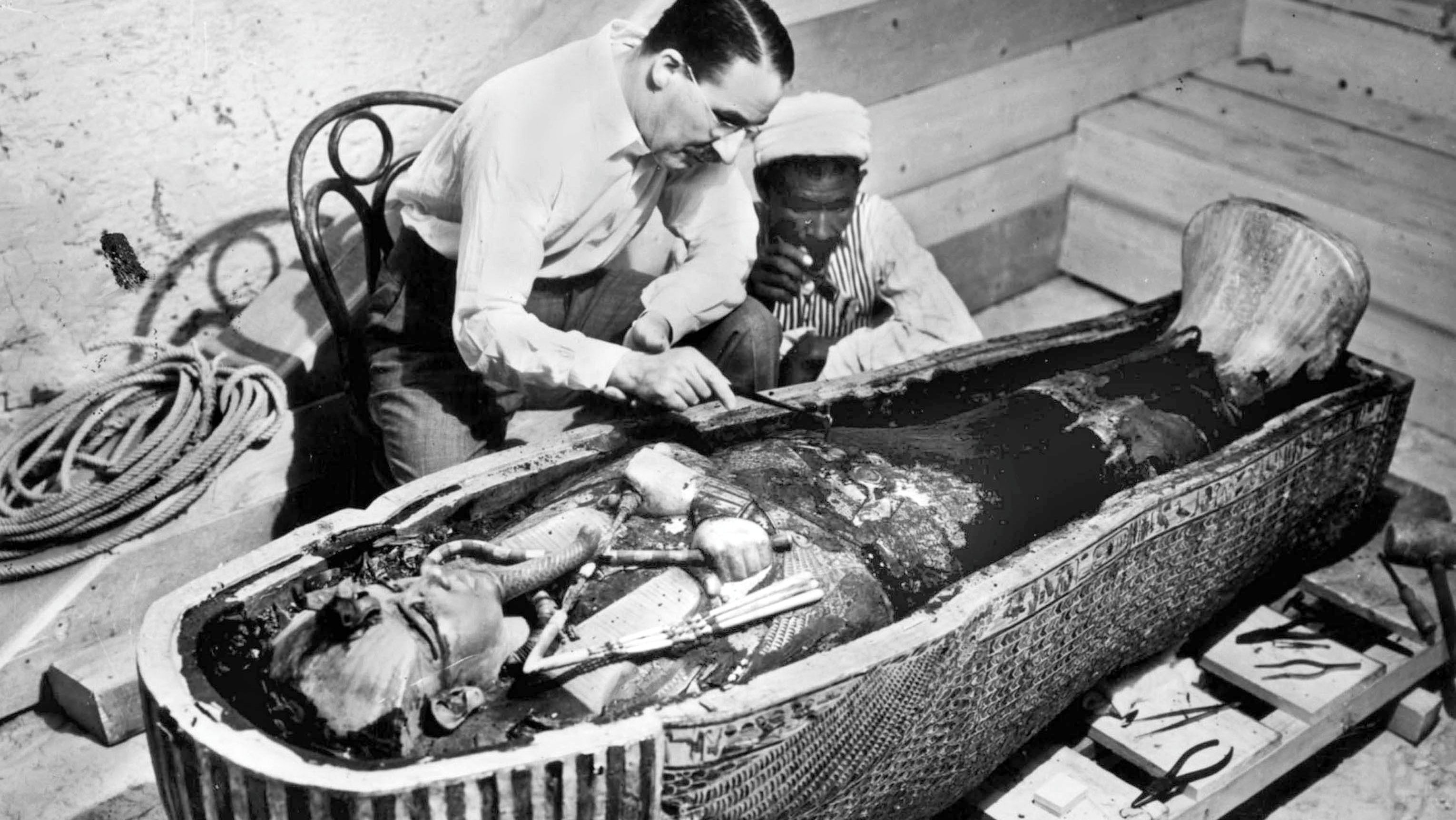 Howard Carter (1873-1939) english egyptologist near golden sarcophagus of Tutankhamon (mummy) in Egypt in 1922 (photo Harry Burton)