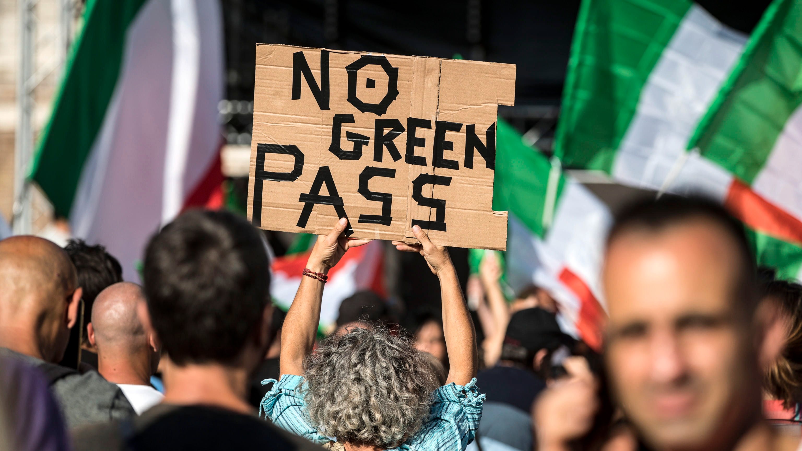 Itália tem sido um dos países com vários protestos contra obrigatoriedade do passe verde digital