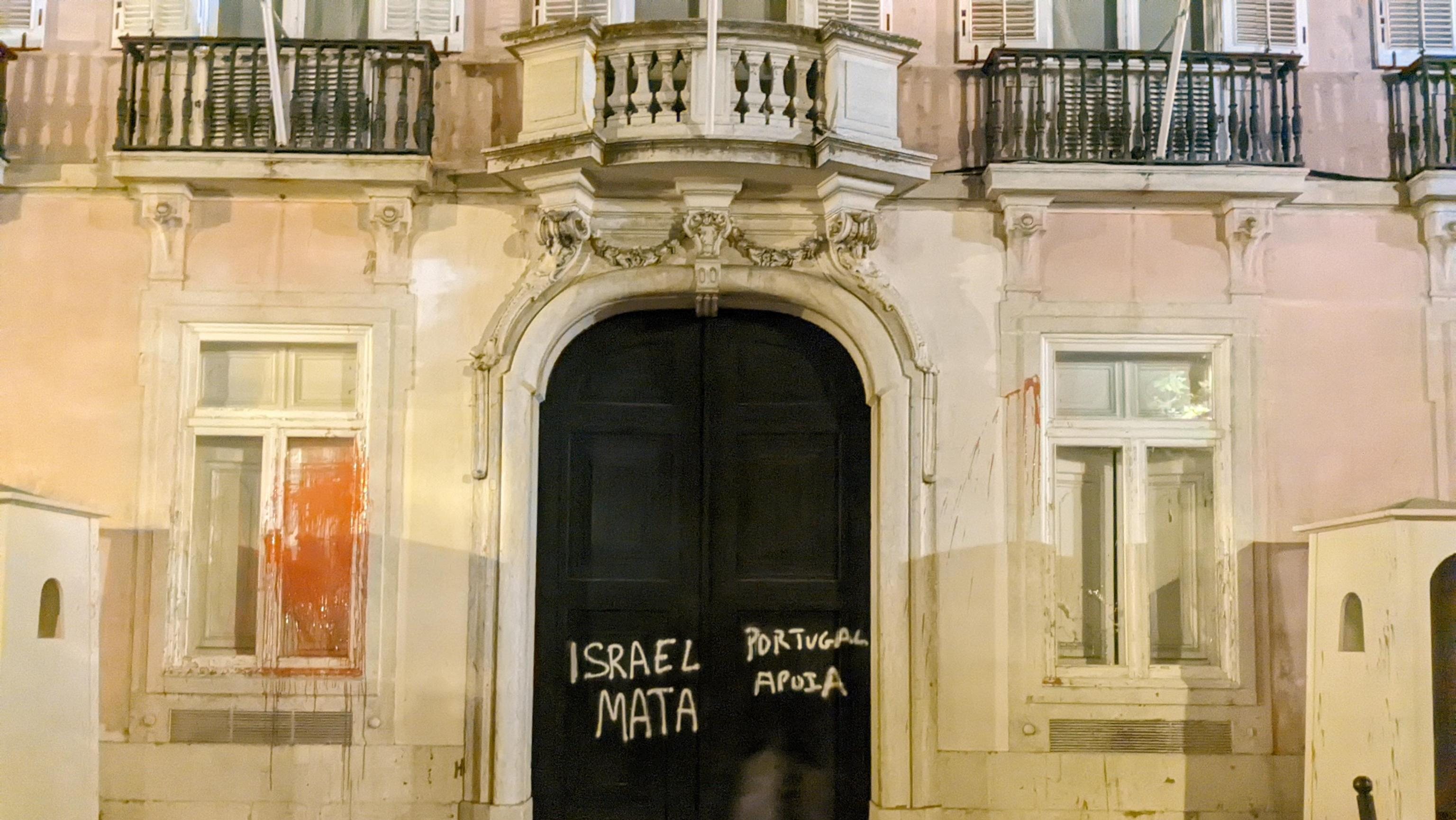 Ativistas pró-Palestina partem vidros e pintam frase no edifício do Ministério dos Negócios Estrangeiros